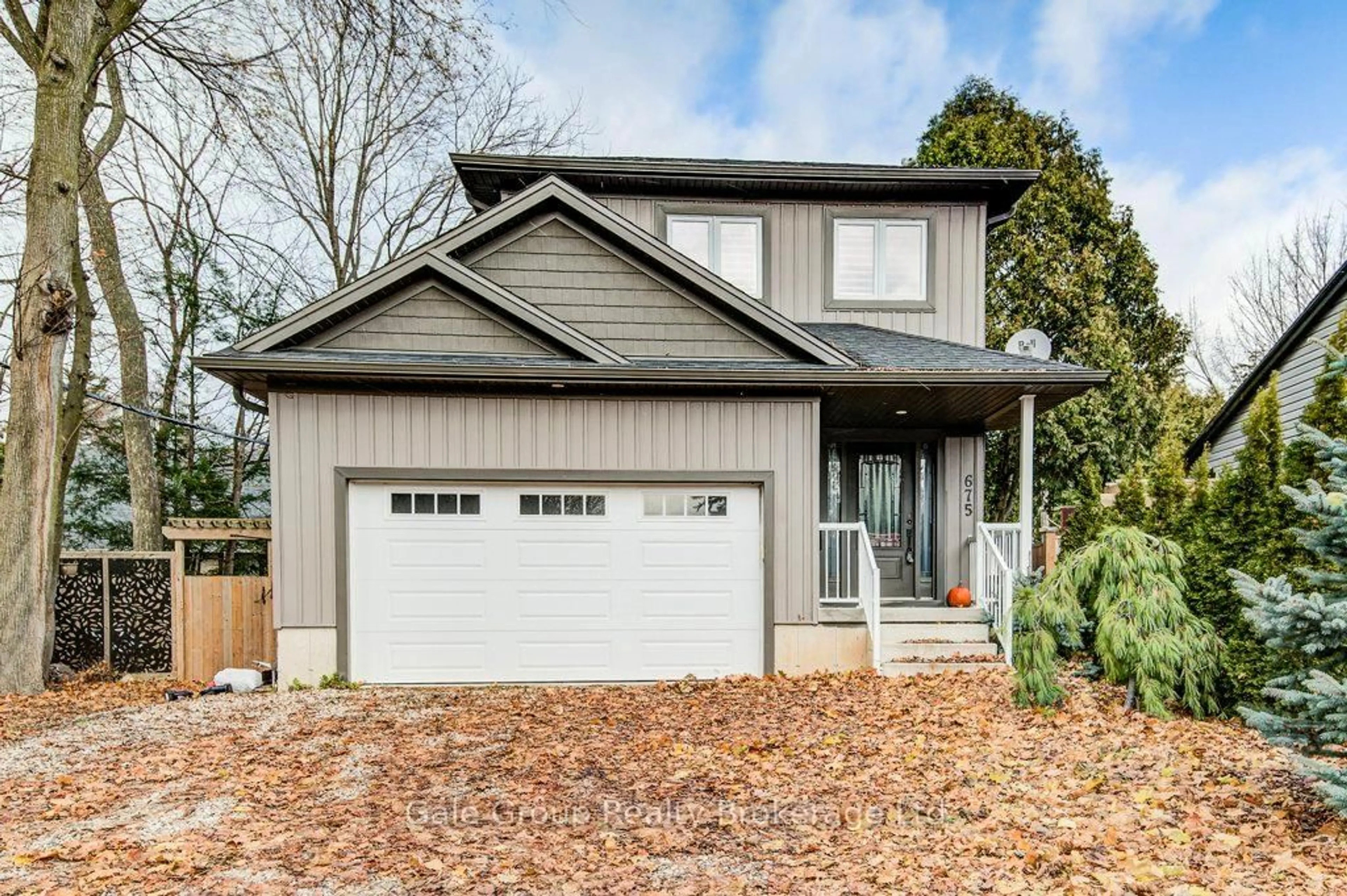 Home with vinyl exterior material, street for 675 Elizabeth St, Woodstock Ontario N4S 5B8