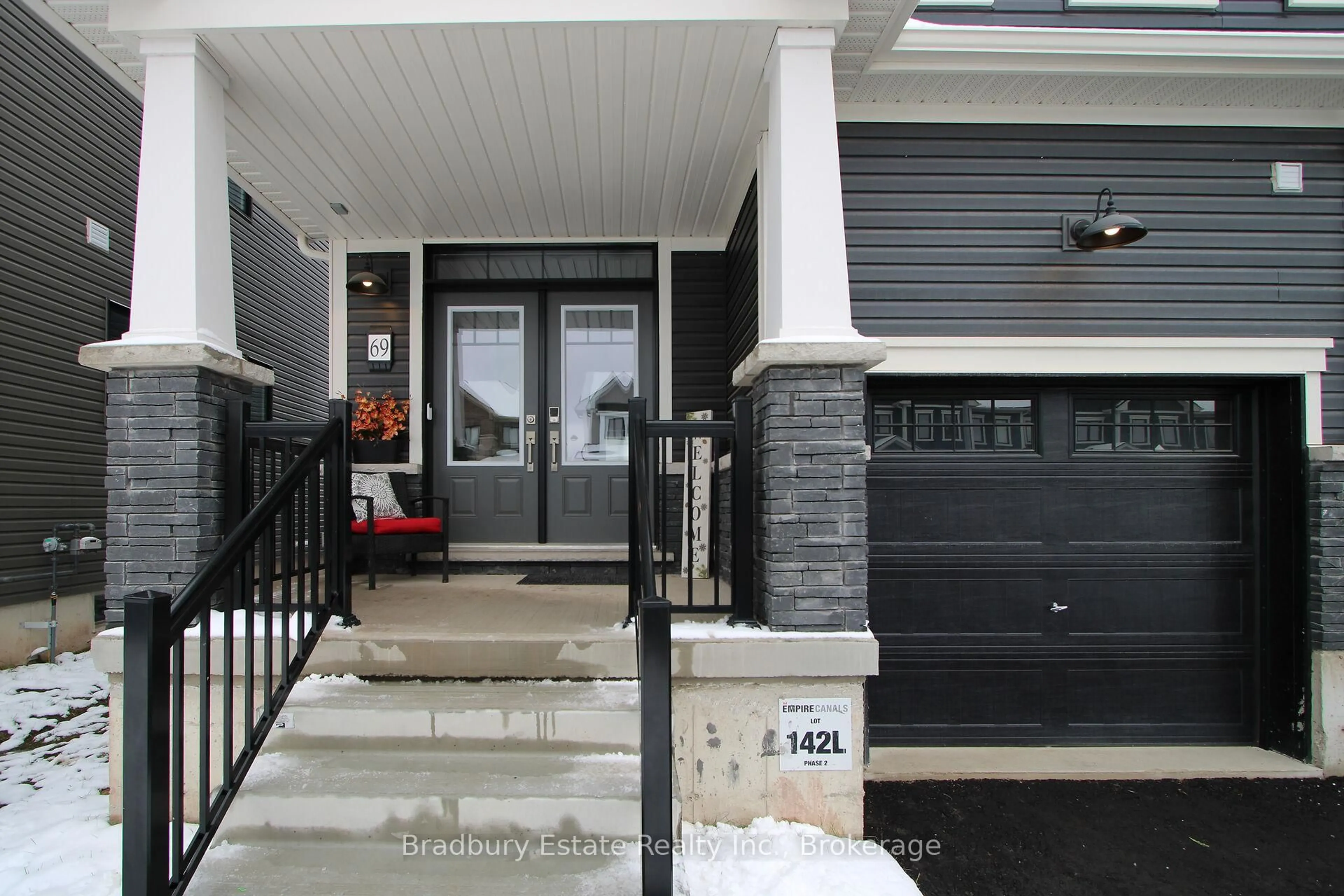 Indoor entryway for 69 Masters St, Welland Ontario N3B 0N4