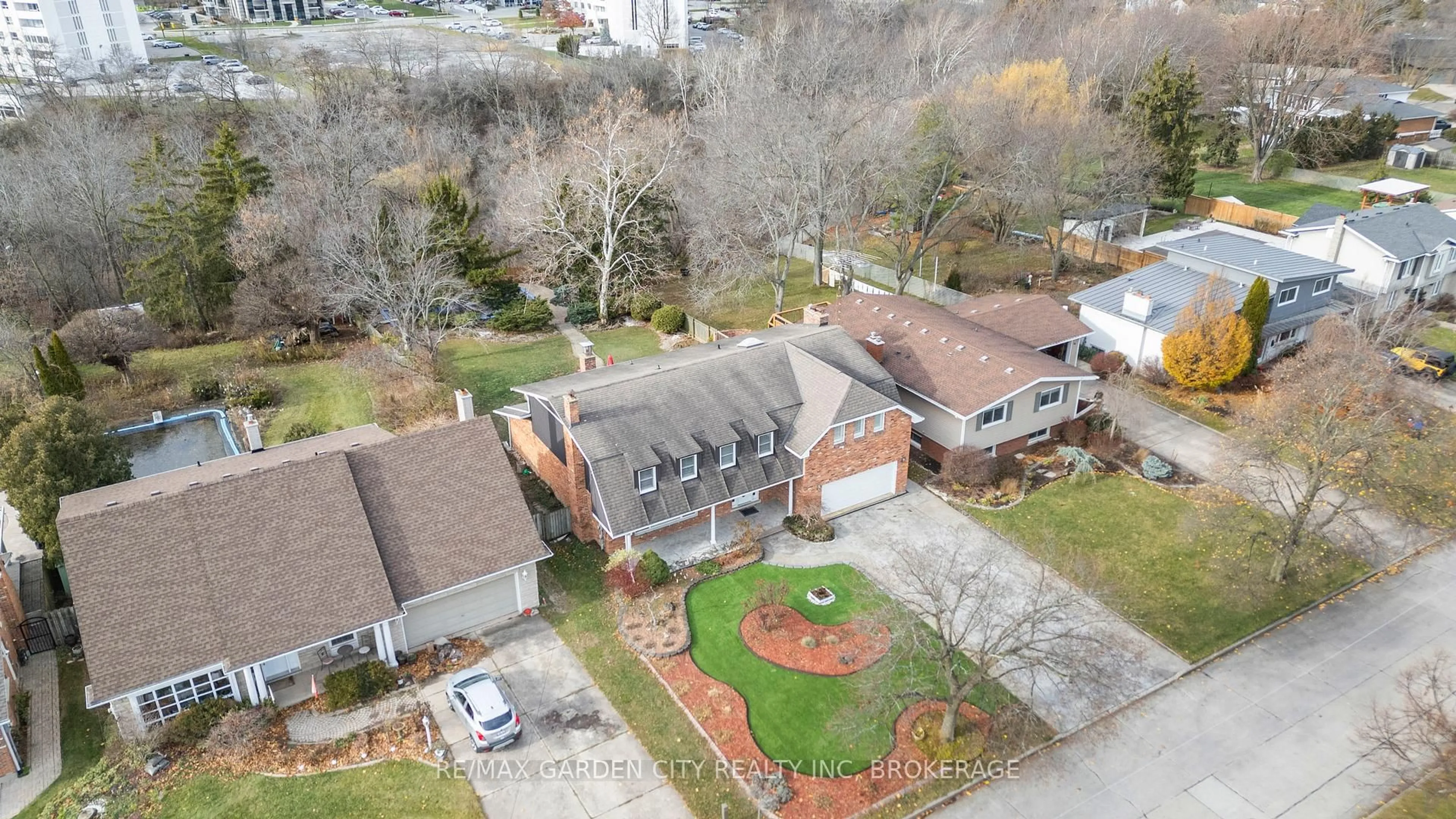 A pic from outside/outdoor area/front of a property/back of a property/a pic from drone, street for 46 Adelene Cres, St. Catharines Ontario L2T 3C8