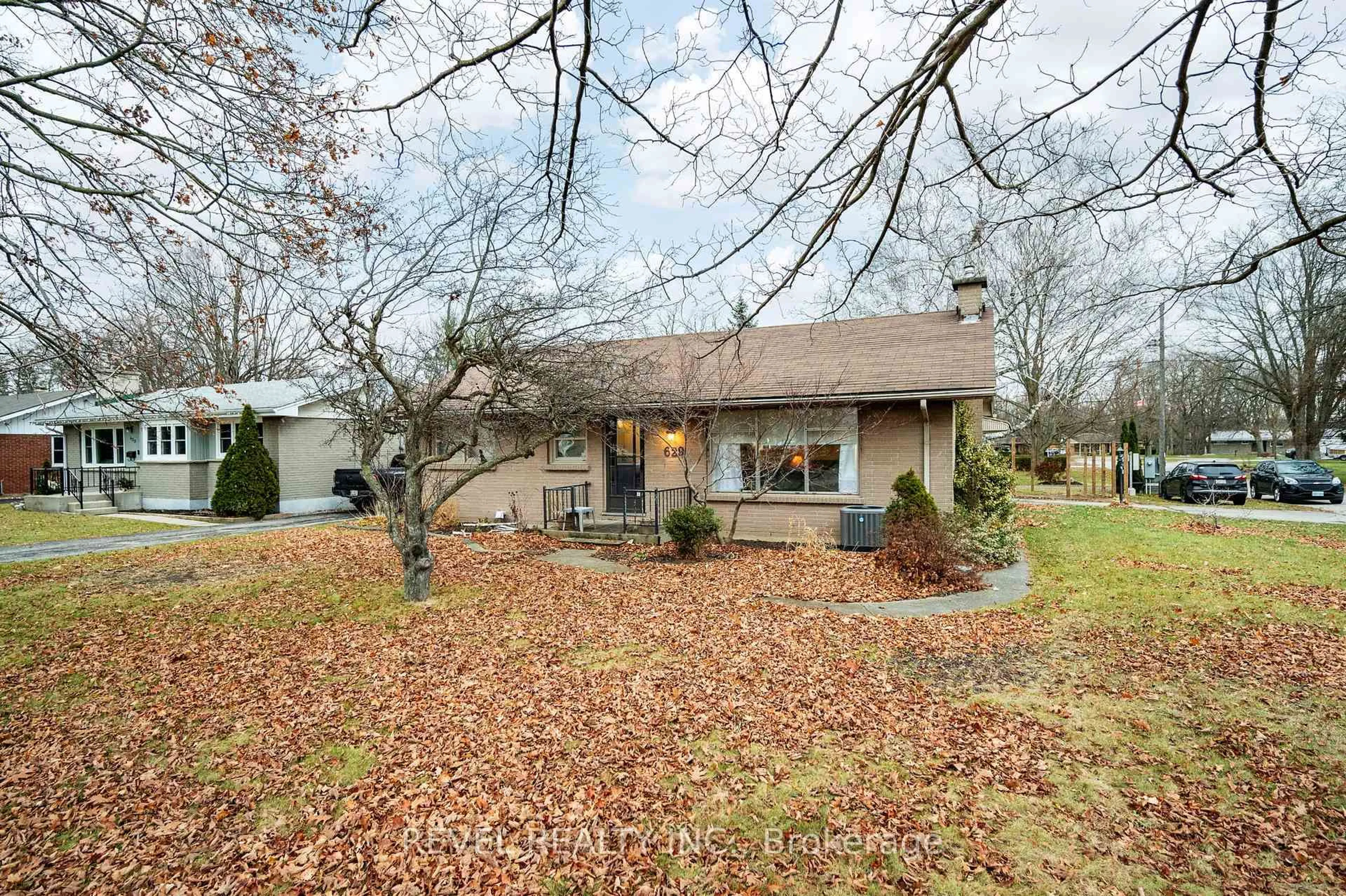 A pic from outside/outdoor area/front of a property/back of a property/a pic from drone, street for 629 Victoria St, Strathroy-Caradoc Ontario N7G 3C3