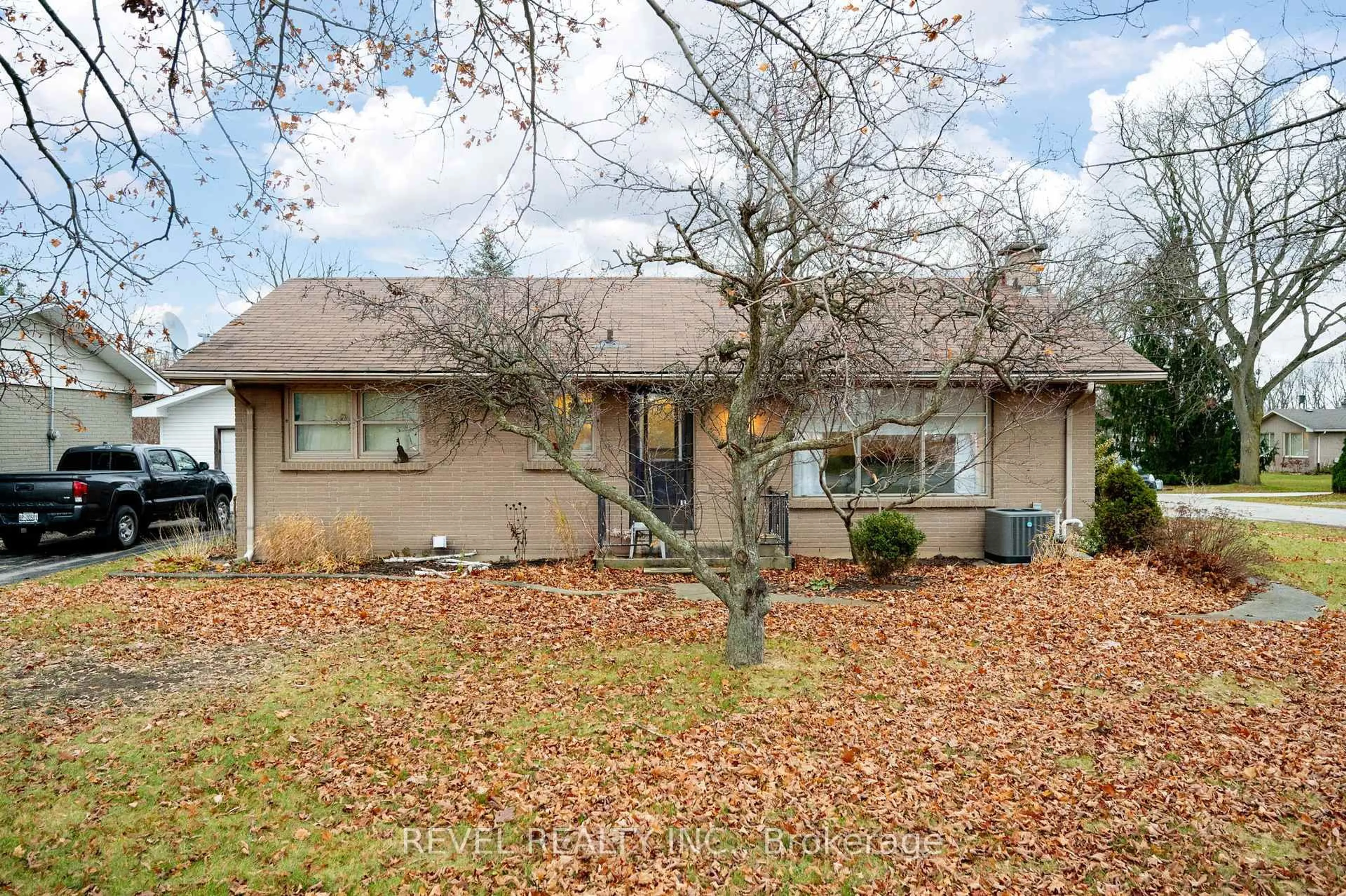 Unknown for 629 Victoria St, Strathroy-Caradoc Ontario N7G 3C3