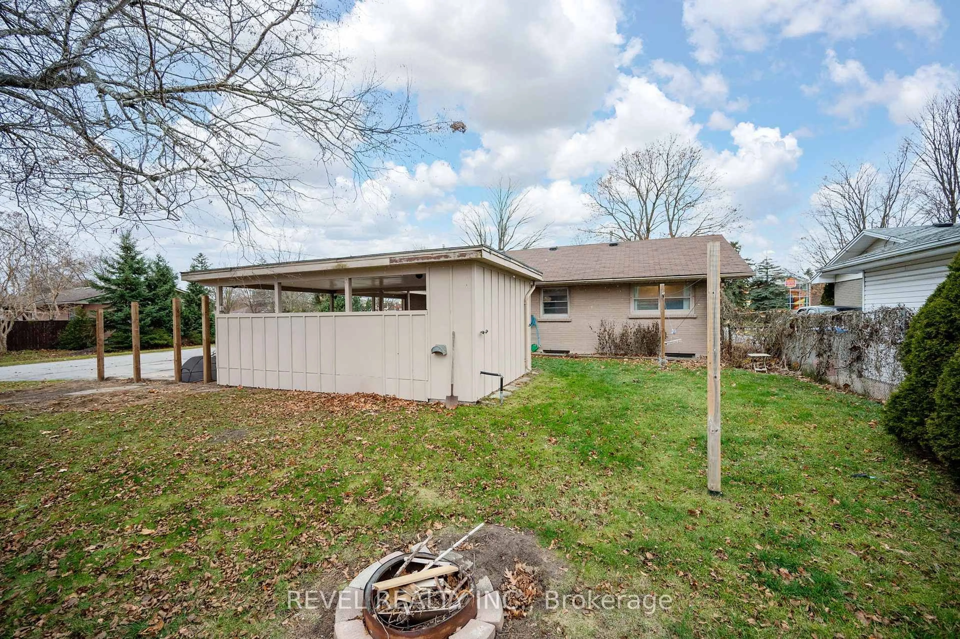 Unknown for 629 Victoria St, Strathroy-Caradoc Ontario N7G 3C3