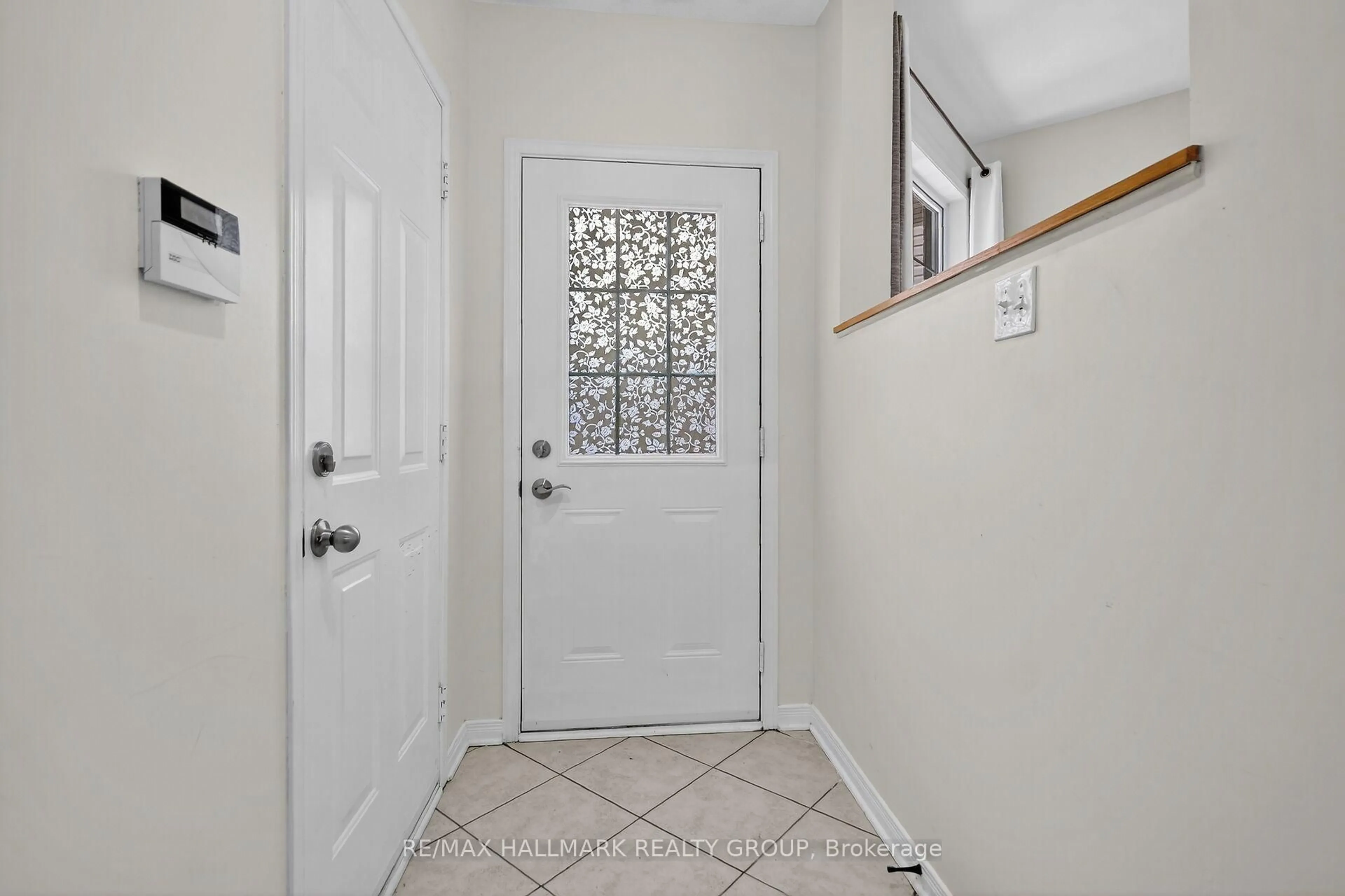 Indoor entryway for 1505 Demeter St, Ottawa Ontario K4A 5C6