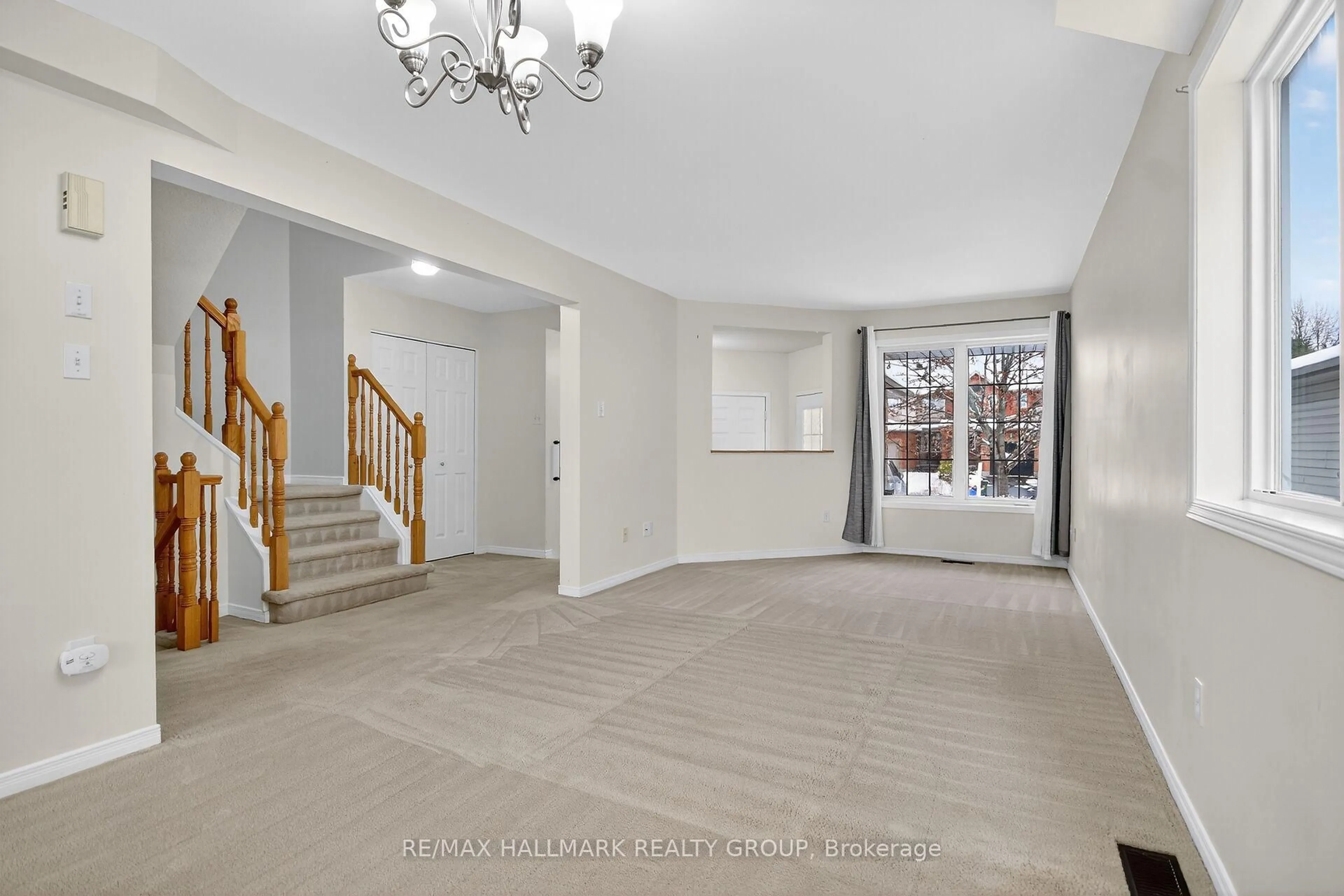 Indoor foyer for 1505 Demeter St, Ottawa Ontario K4A 5C6