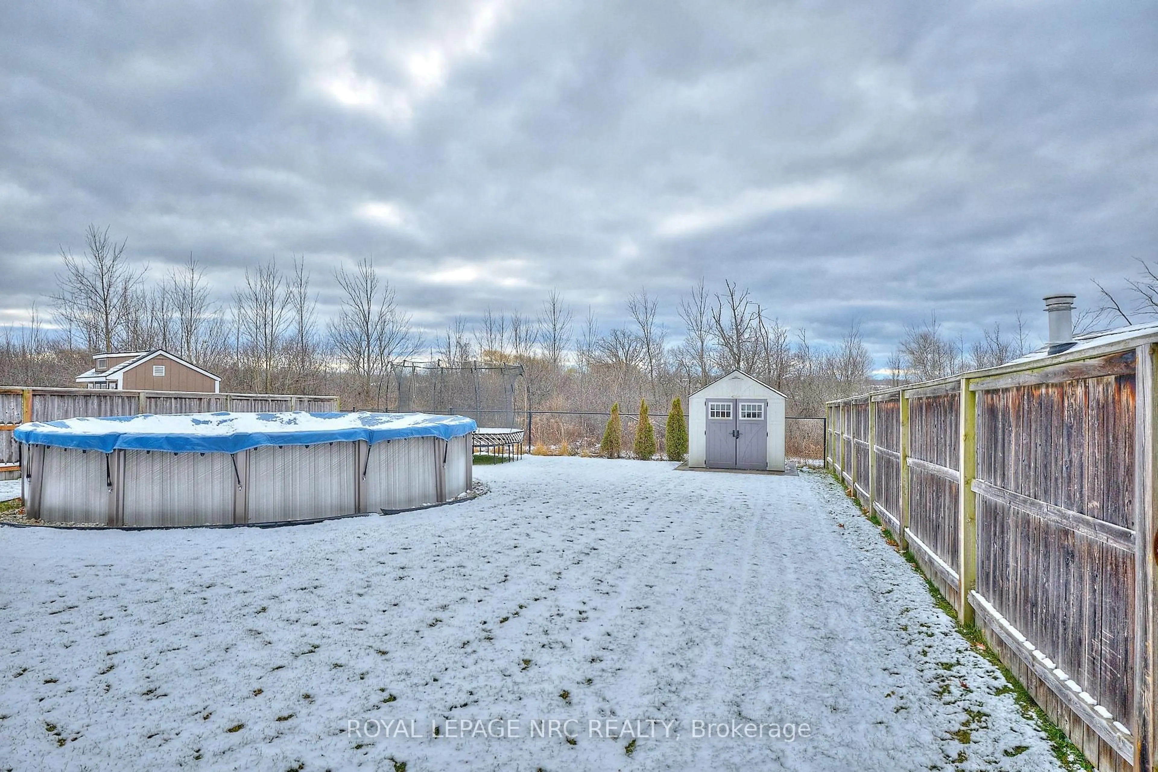 A pic from outside/outdoor area/front of a property/back of a property/a pic from drone, unknown for 117 Creekside Dr, Welland Ontario L3C 0B4