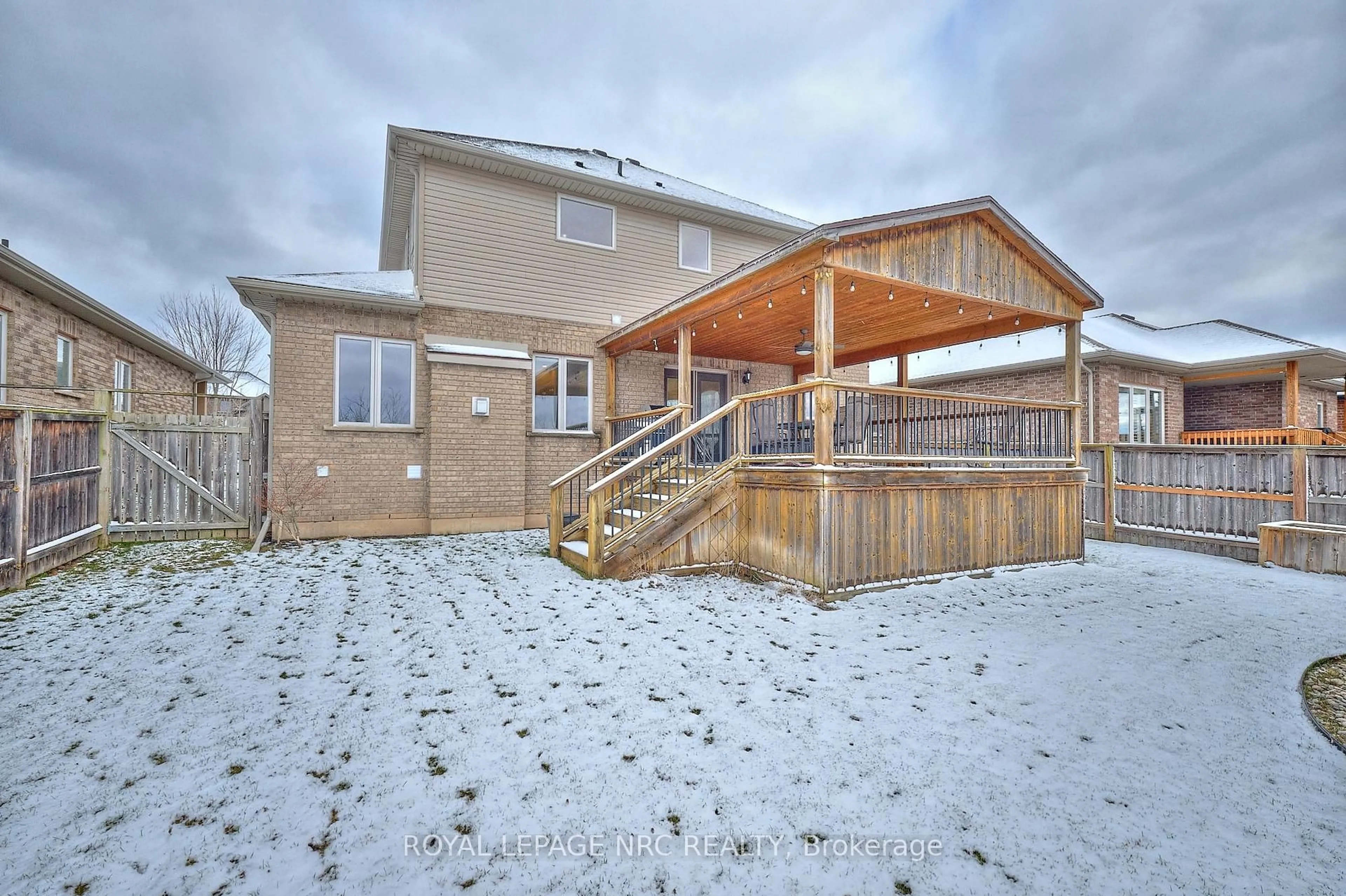 Patio, unknown for 117 Creekside Dr, Welland Ontario L3C 0B4