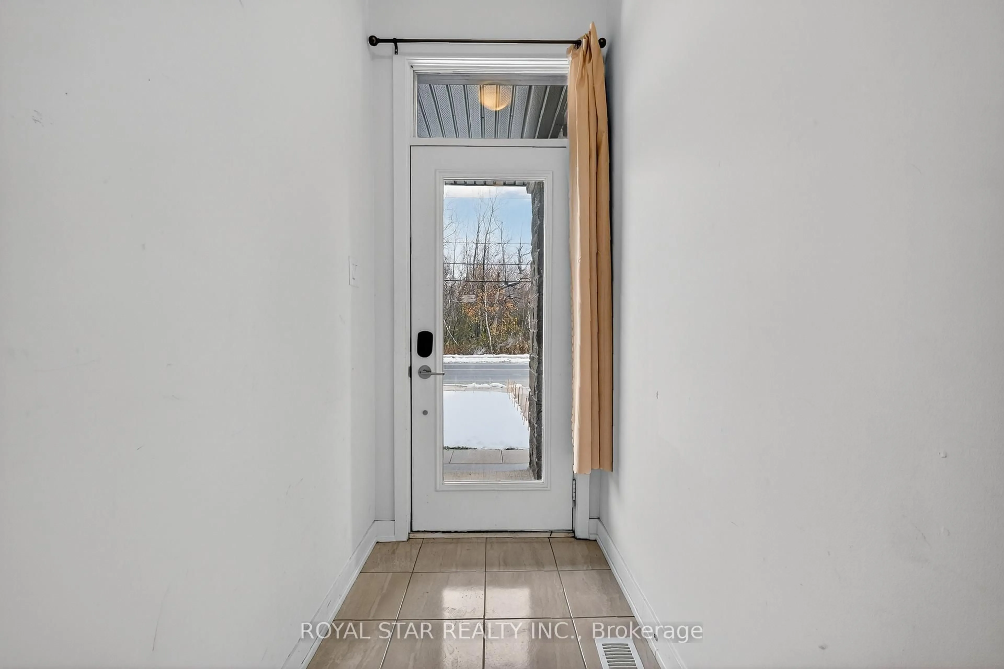 Indoor entryway for 6493 Renaud Rd, Ottawa Ontario K1W 0R8