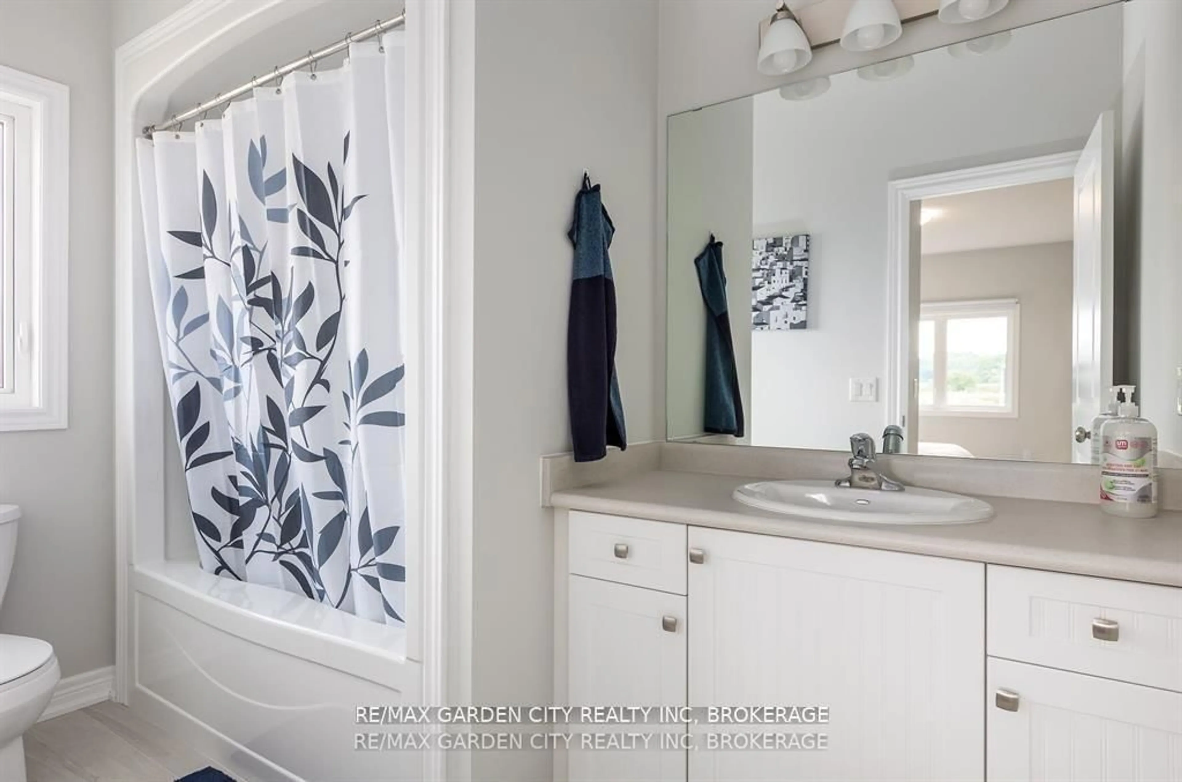 Contemporary bathroom, ceramic/tile floor for 34 BOUNTY Ave, Thorold Ontario L2V 0H3