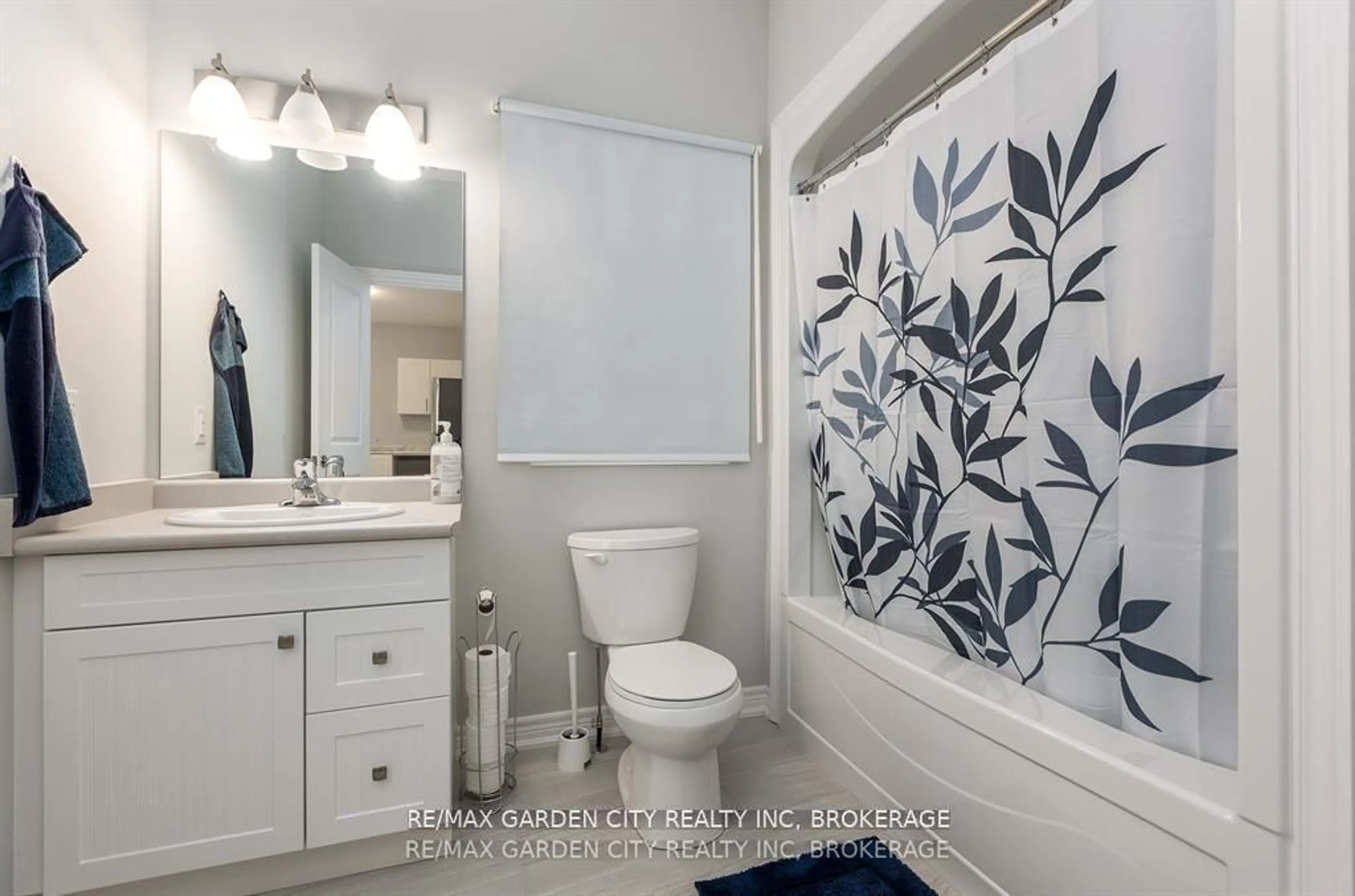 Standard bathroom, ceramic/tile floor for 34 BOUNTY Ave, Thorold Ontario L2V 0H3