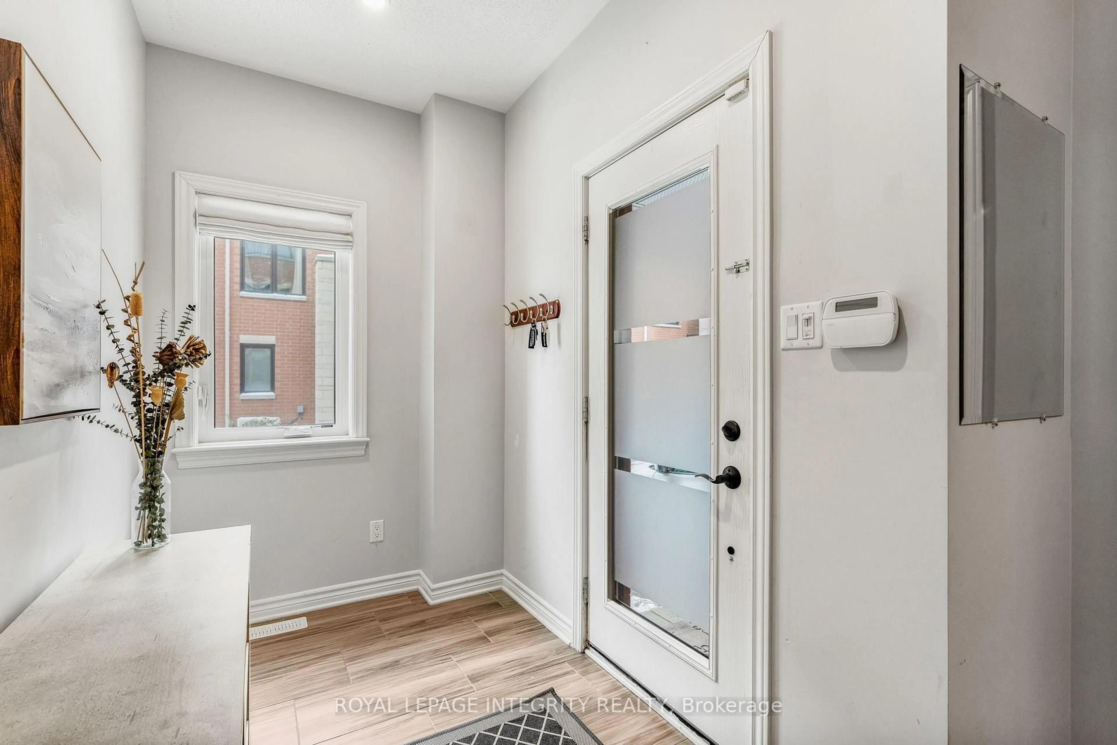 Indoor entryway for 125 Chaperal Private, Ottawa Ontario K4A 0Y2