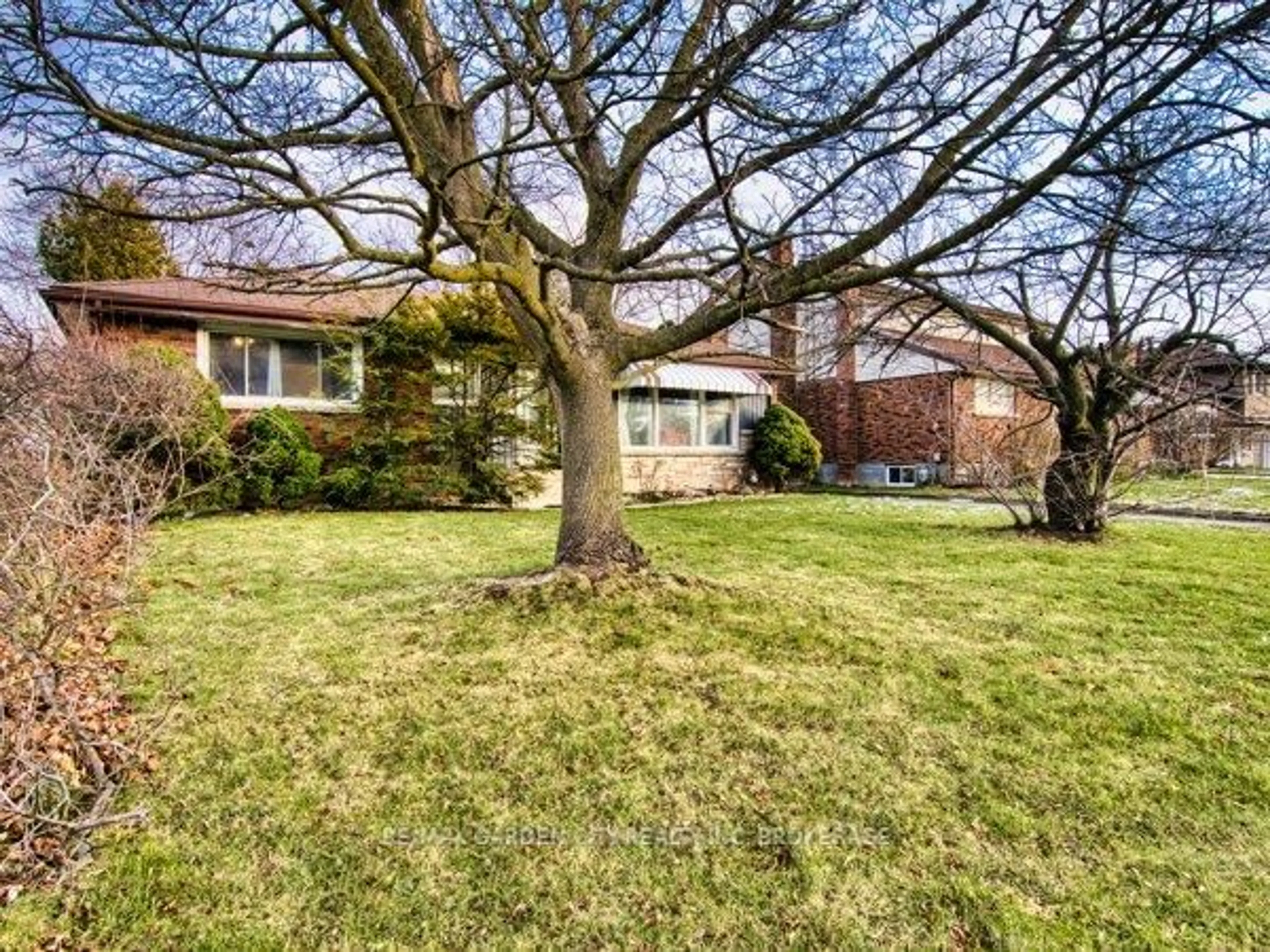 A pic from outside/outdoor area/front of a property/back of a property/a pic from drone, street for 3664 Arlington Ave, Niagara Falls Ontario L2J 2X2