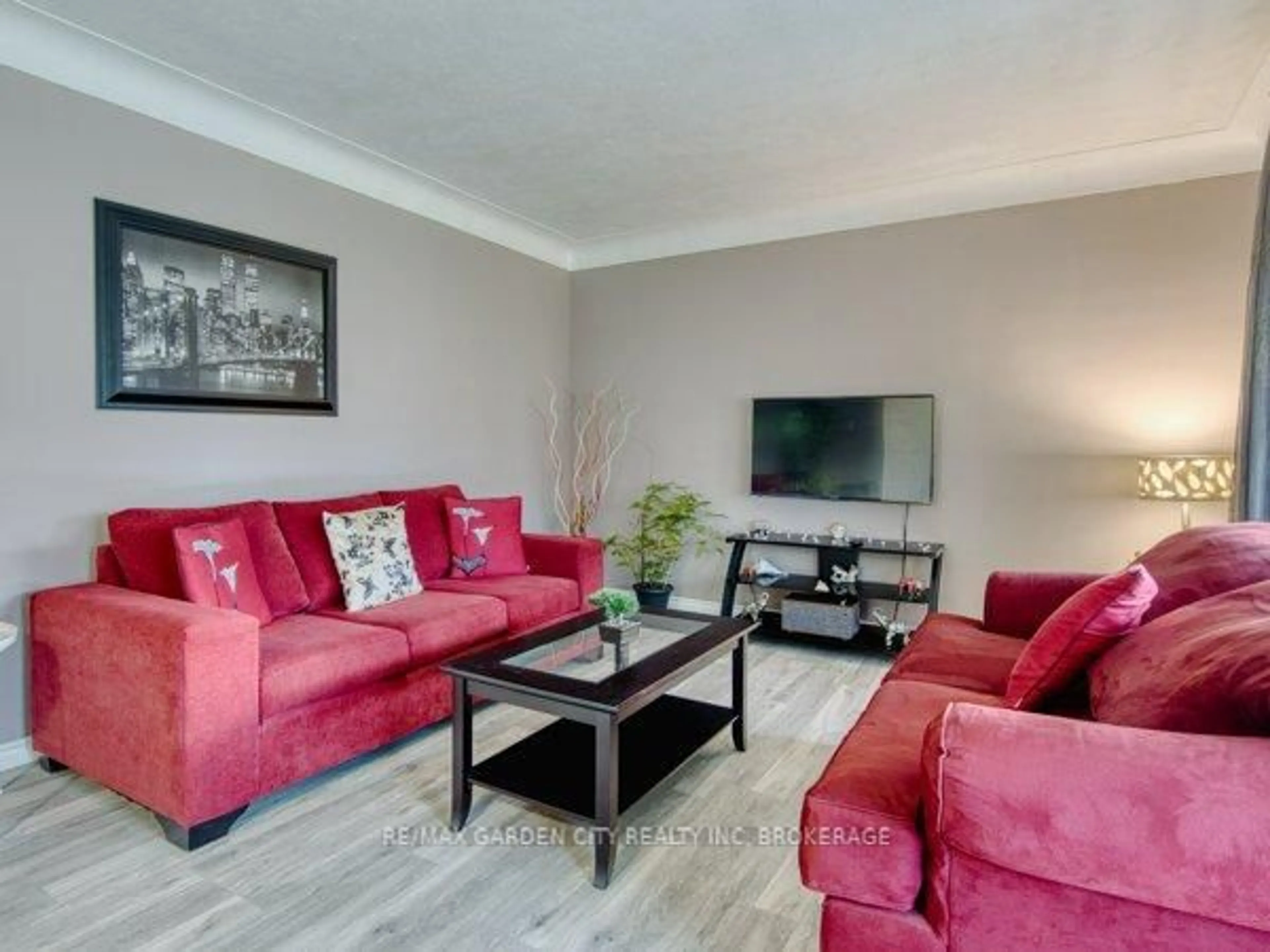 Living room with furniture, unknown for 3664 Arlington Ave, Niagara Falls Ontario L2J 2X2