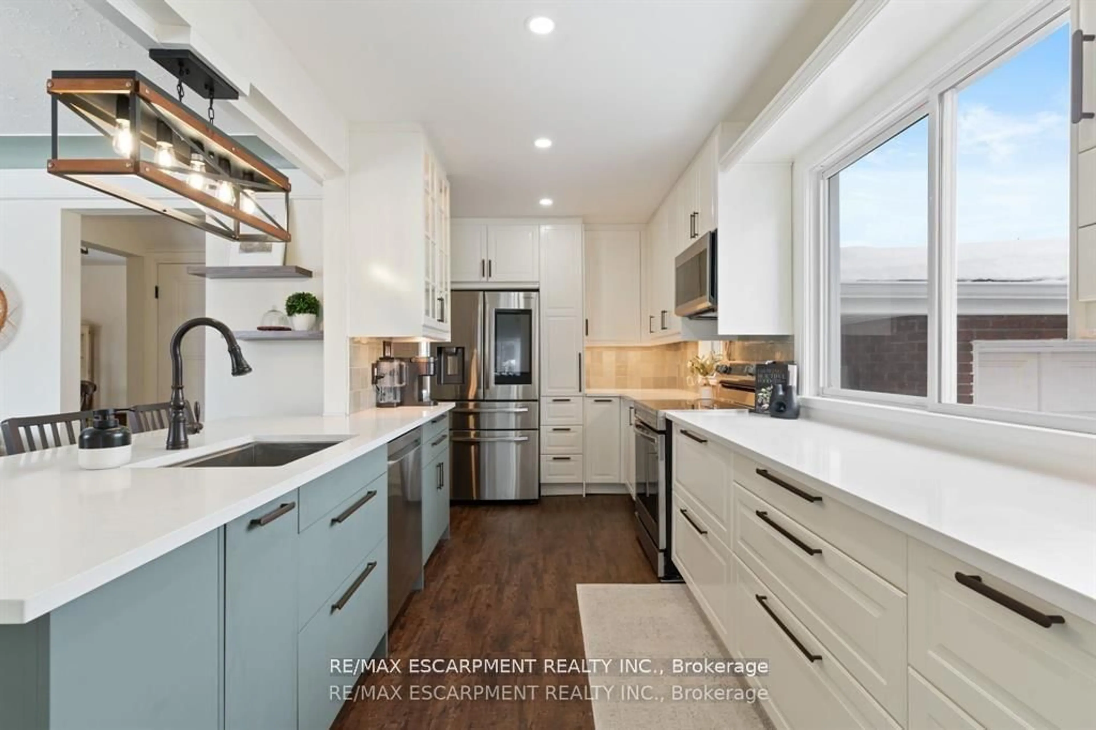 Contemporary kitchen, unknown for 18 Flanders Ave, St. Catharines Ontario L2M 5X3