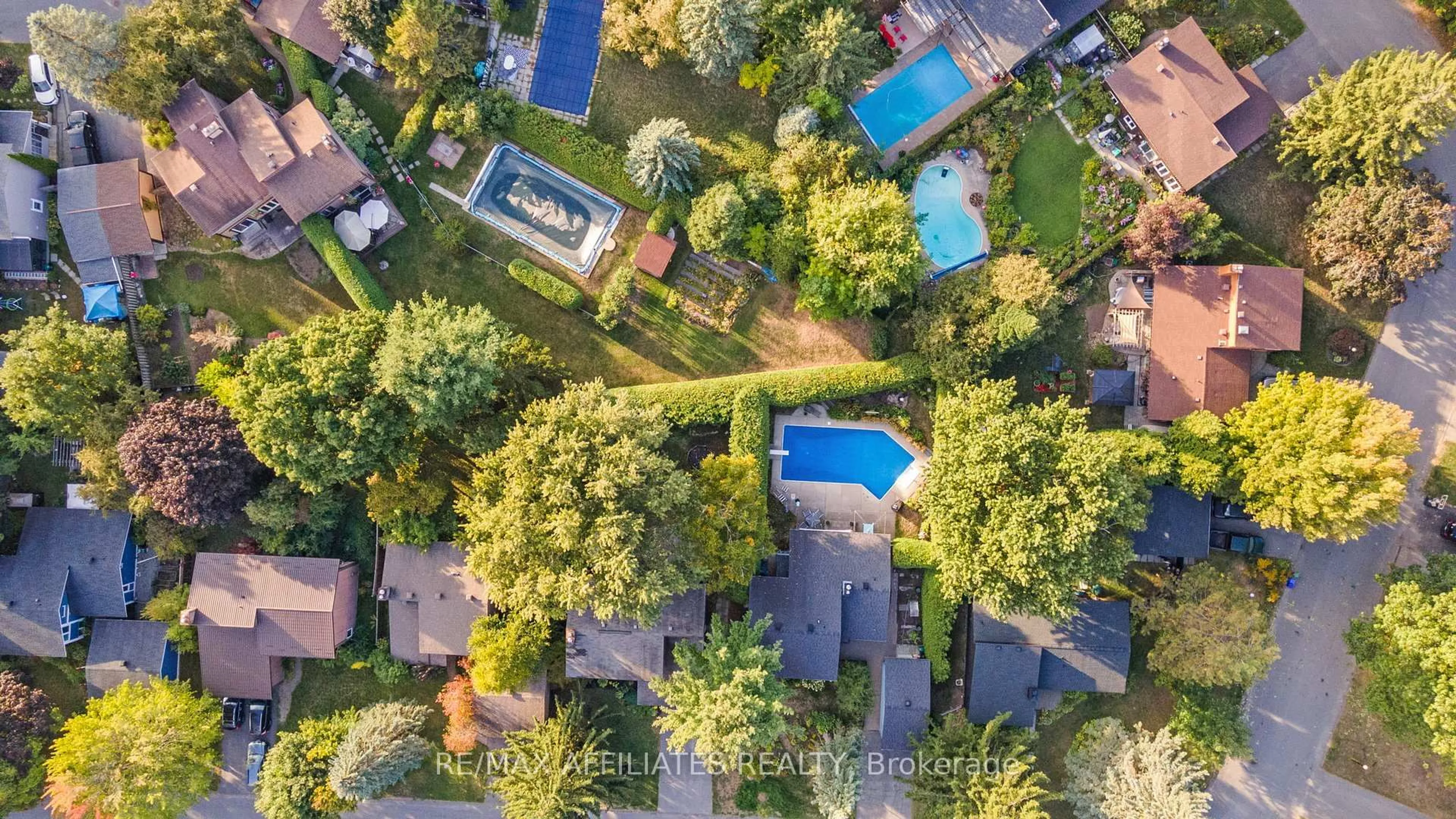 A pic from outside/outdoor area/front of a property/back of a property/a pic from drone, unknown for 22 Inuvik Cres, Kanata Ontario K2L 1A2