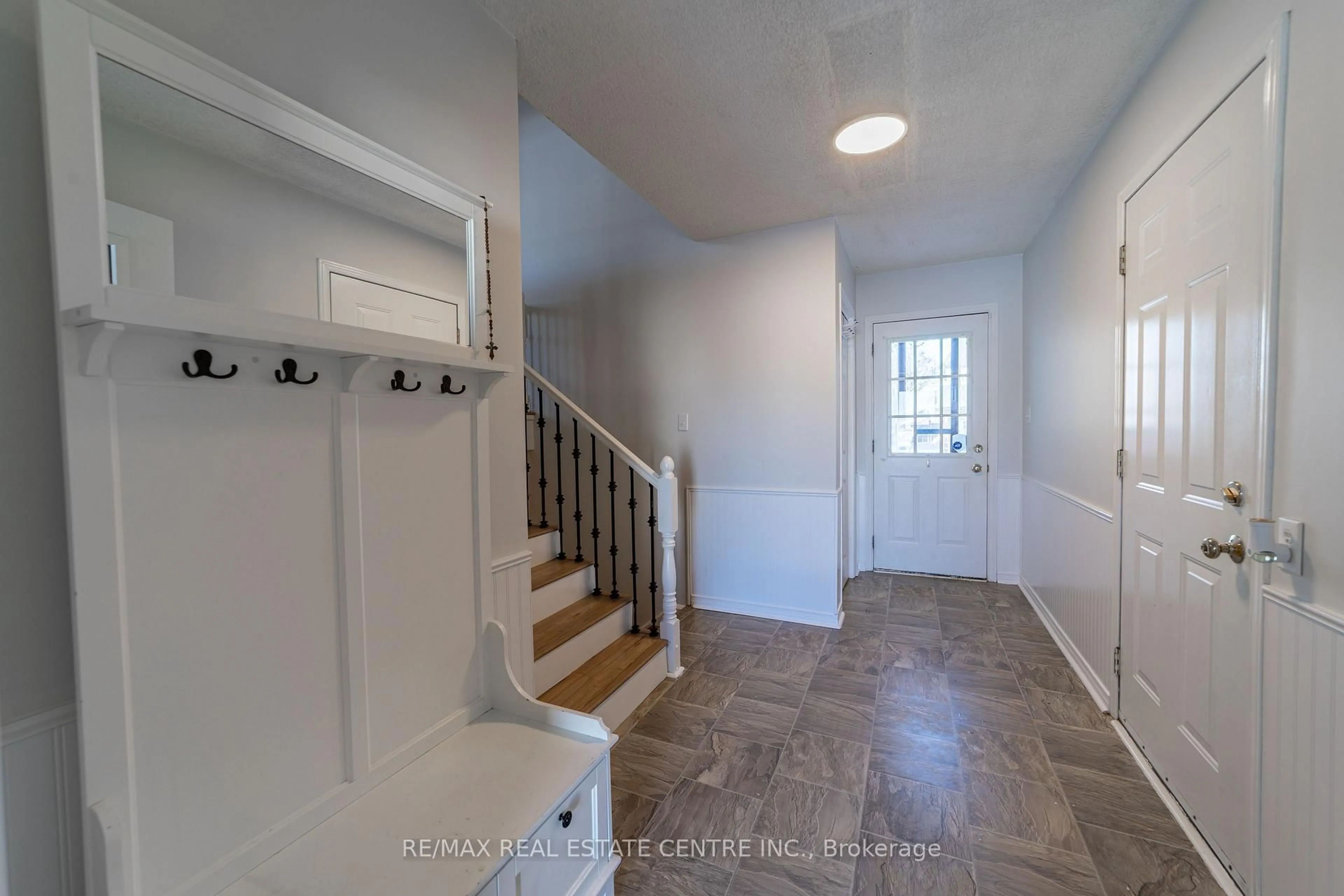Indoor entryway for 410 Victoria St, Shelburne Ontario L9V 2Y2