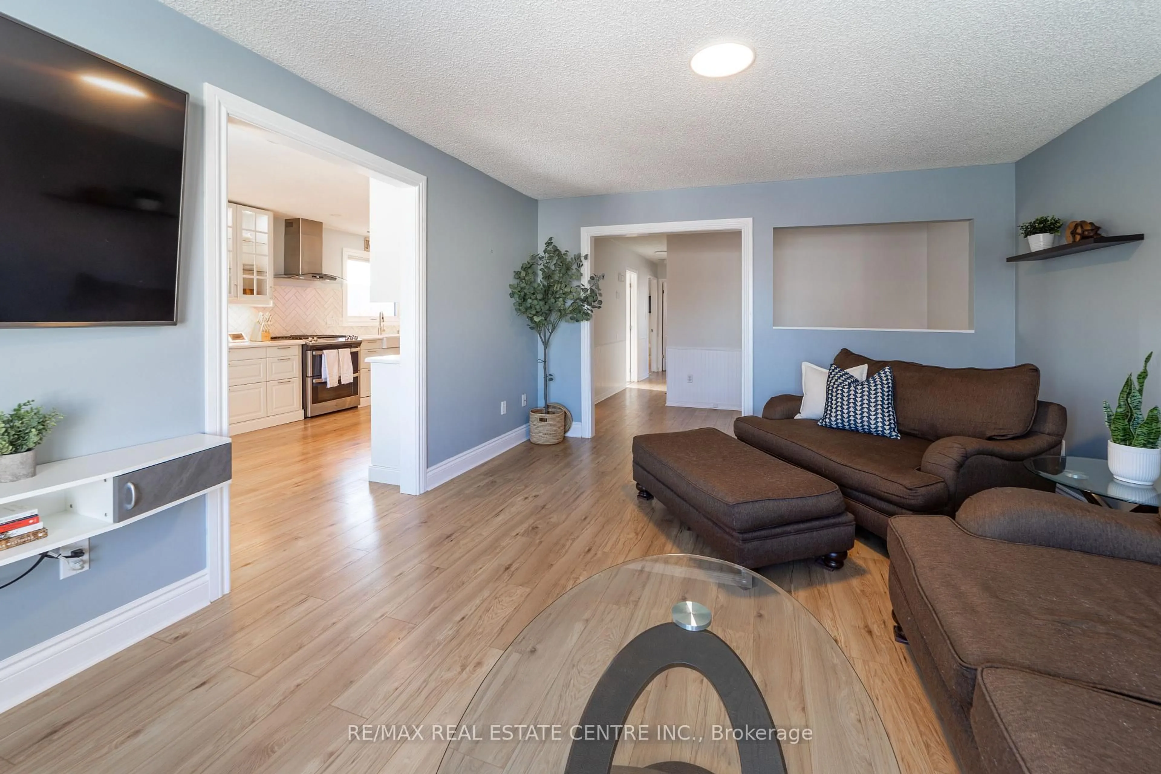 Living room with furniture, wood/laminate floor for 410 Victoria St, Shelburne Ontario L9V 2Y2