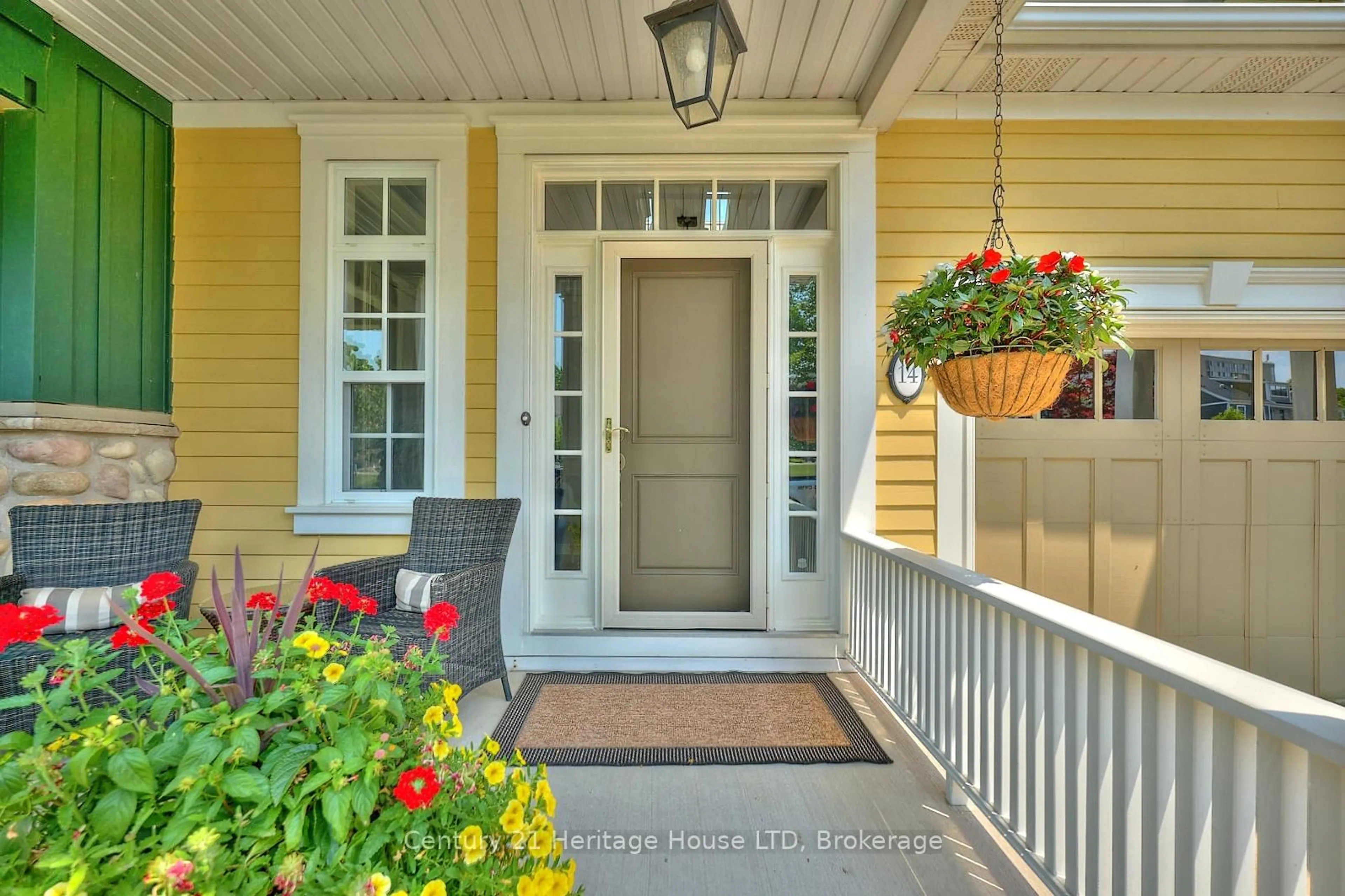Indoor entryway for 14 Tulip Tree Common, St. Catharines Ontario L2S 4C8