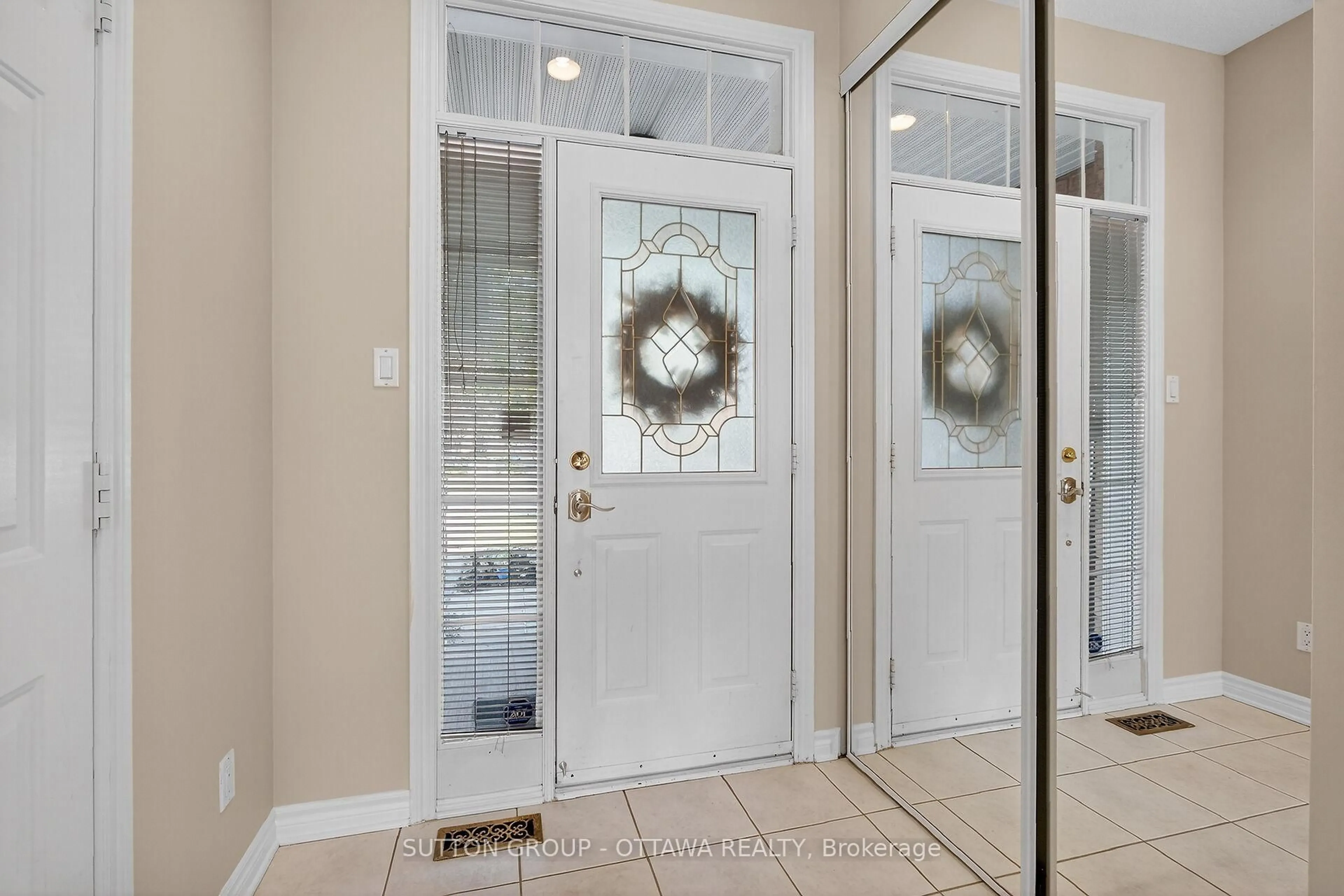 Indoor entryway for 990 Markwick Cres, Ottawa Ontario K4A 4X9