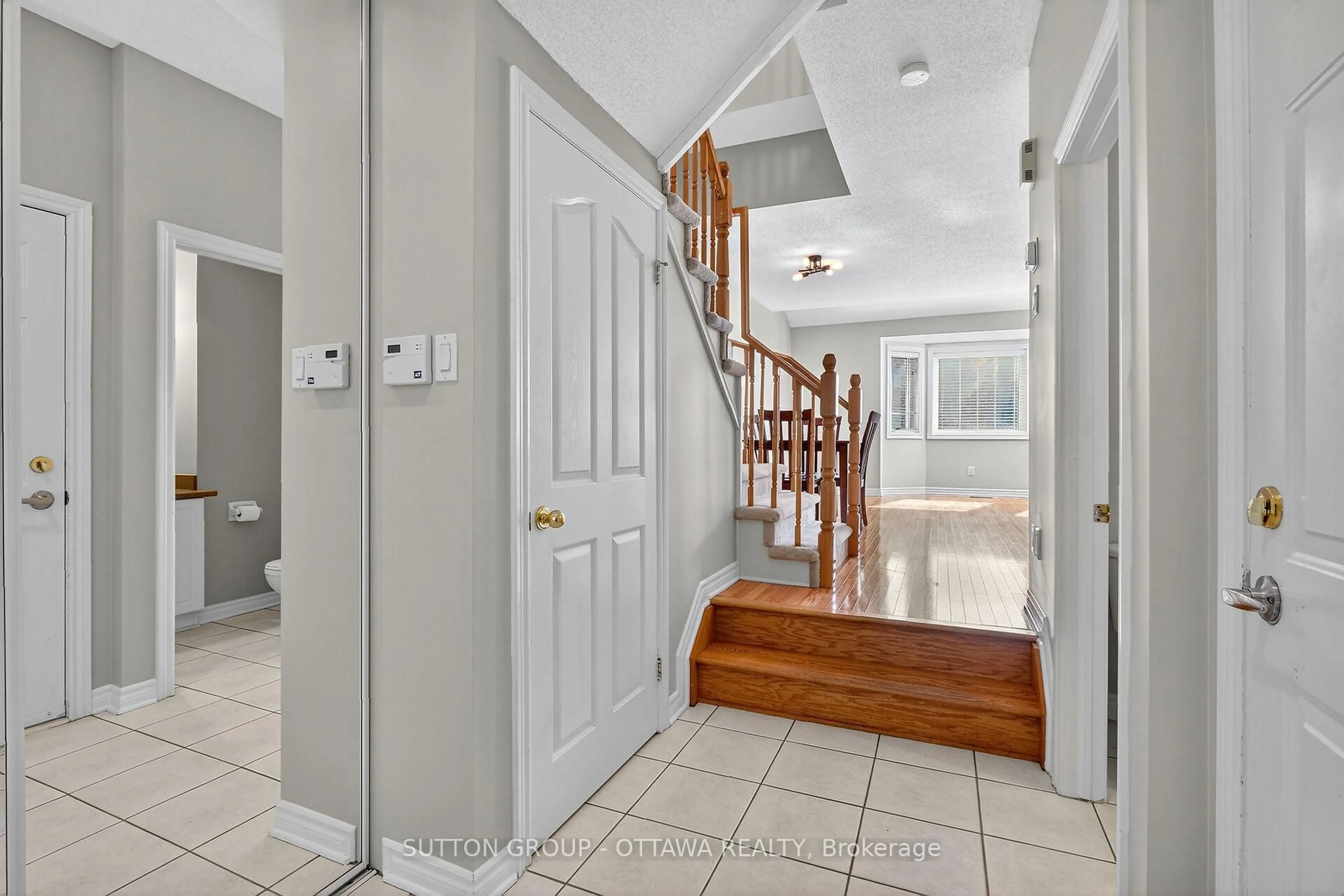 Indoor entryway for 990 Markwick Cres, Ottawa Ontario K4A 4X9