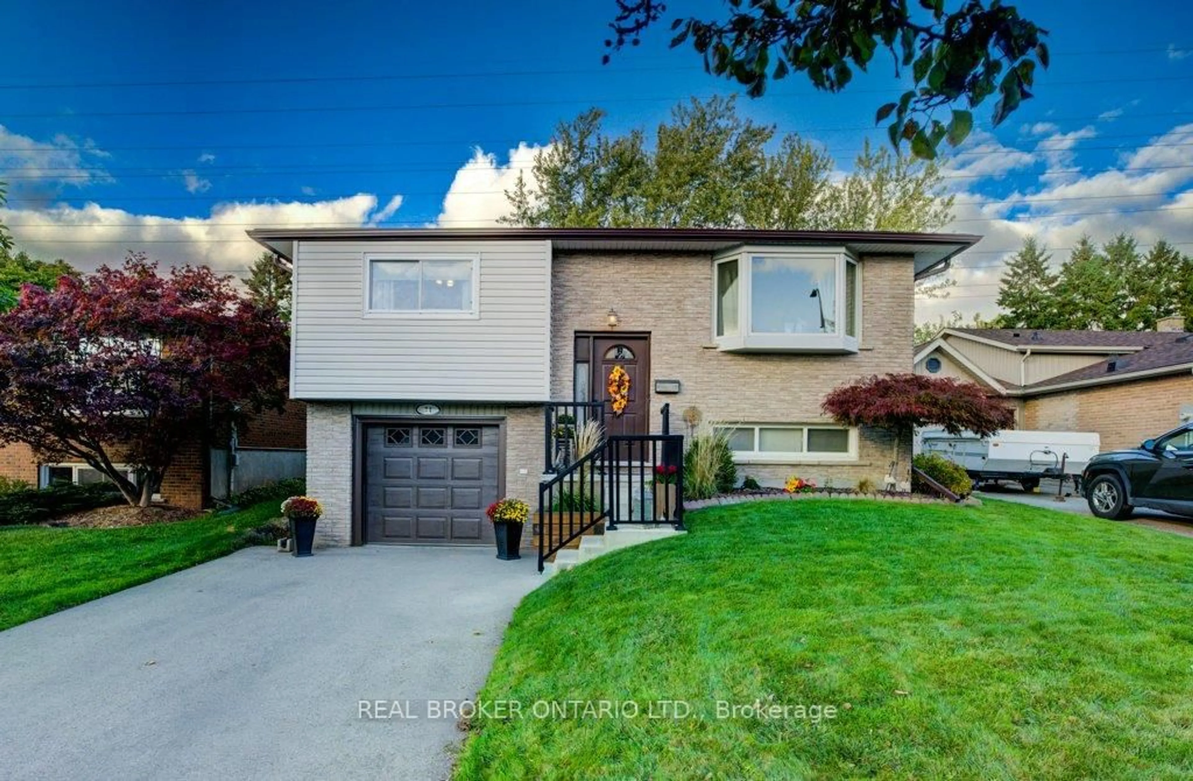 Home with vinyl exterior material, street for 34 Willow Green Crt, Kitchener Ontario N2N 1W6