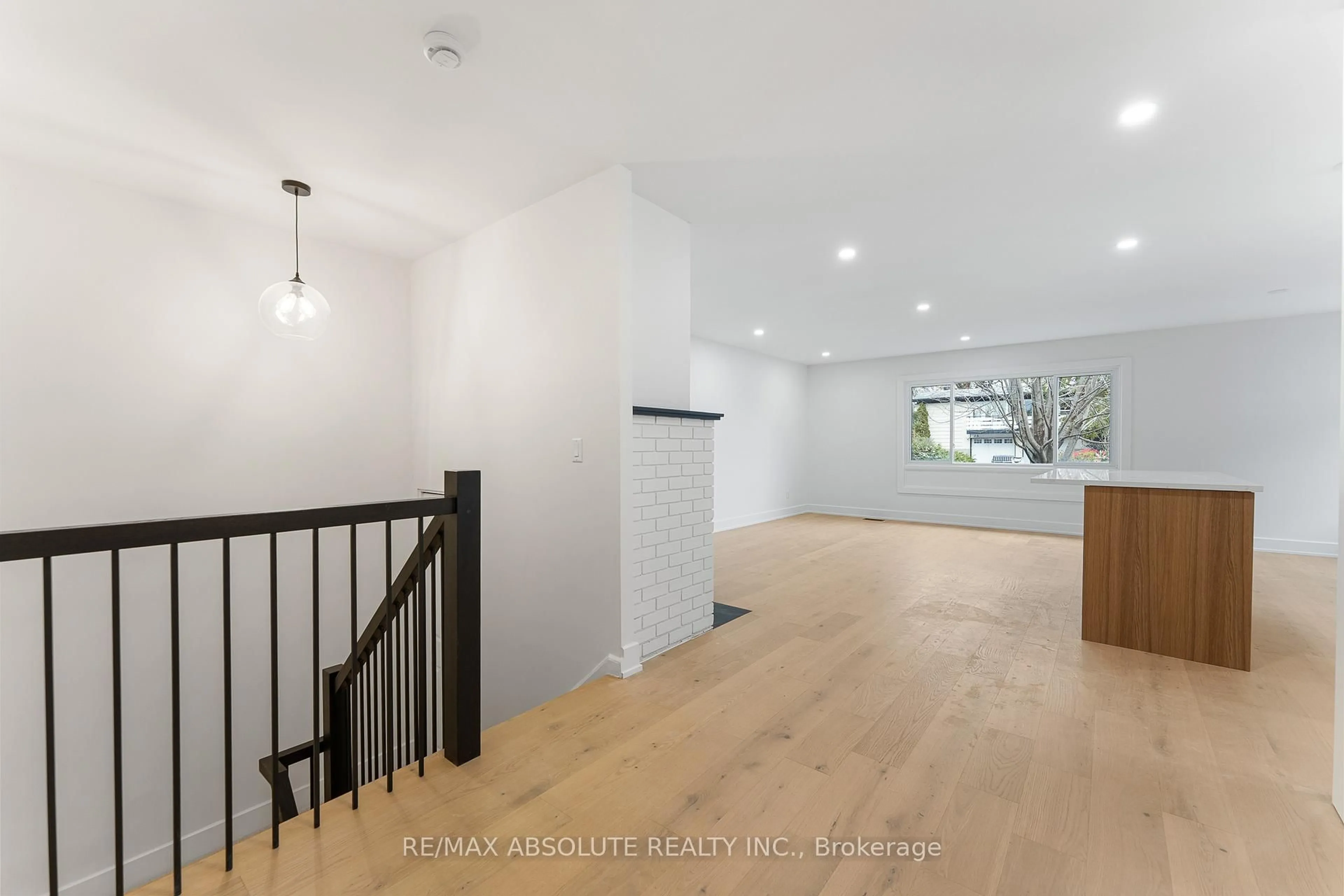 Indoor foyer for 14 Mulvagh Ave, Ottawa Ontario K2E 6M6