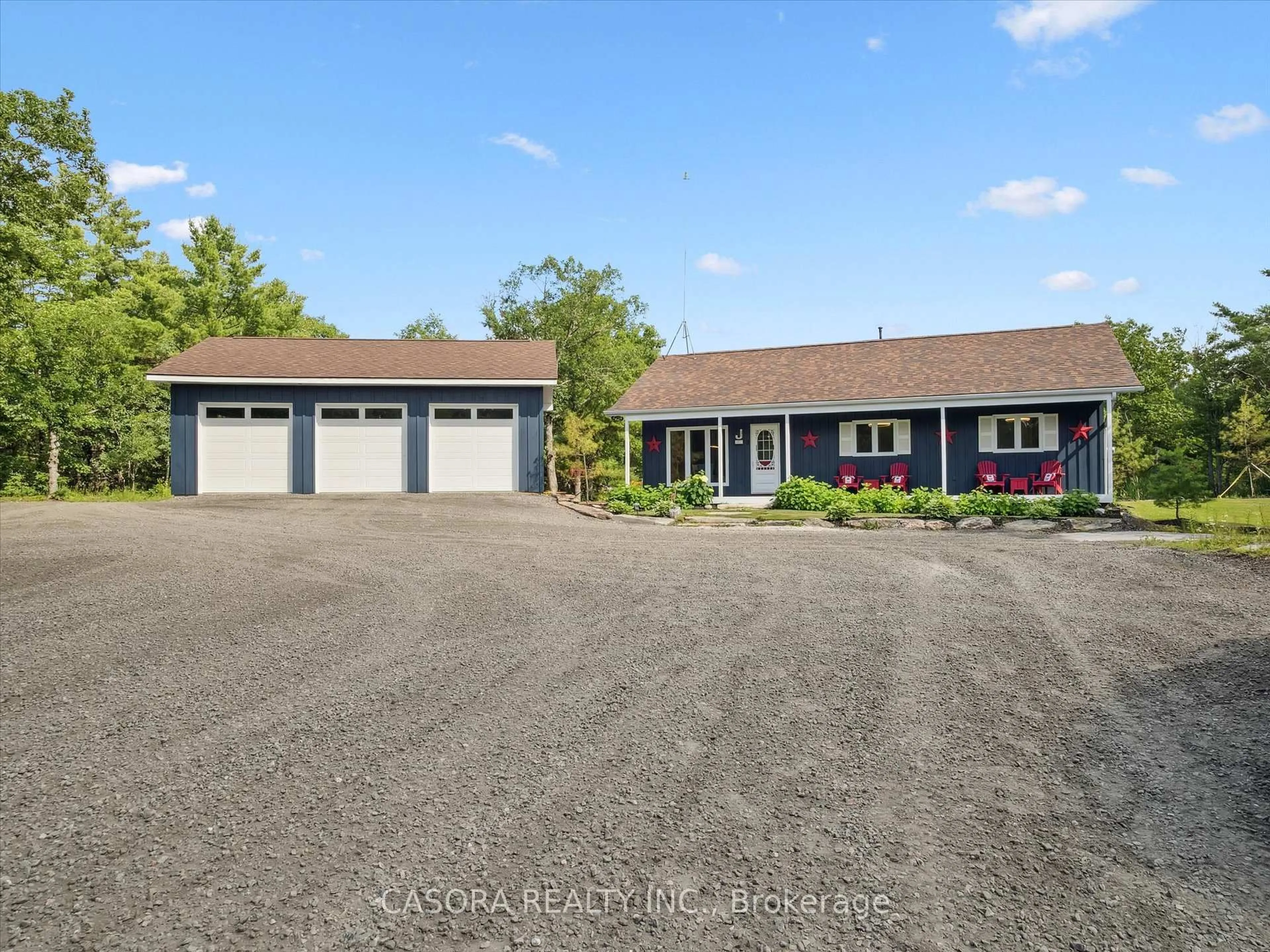 A pic from outside/outdoor area/front of a property/back of a property/a pic from drone, street for 891 Peninsula Rd, Gravenhurst Ontario P1P 0E2