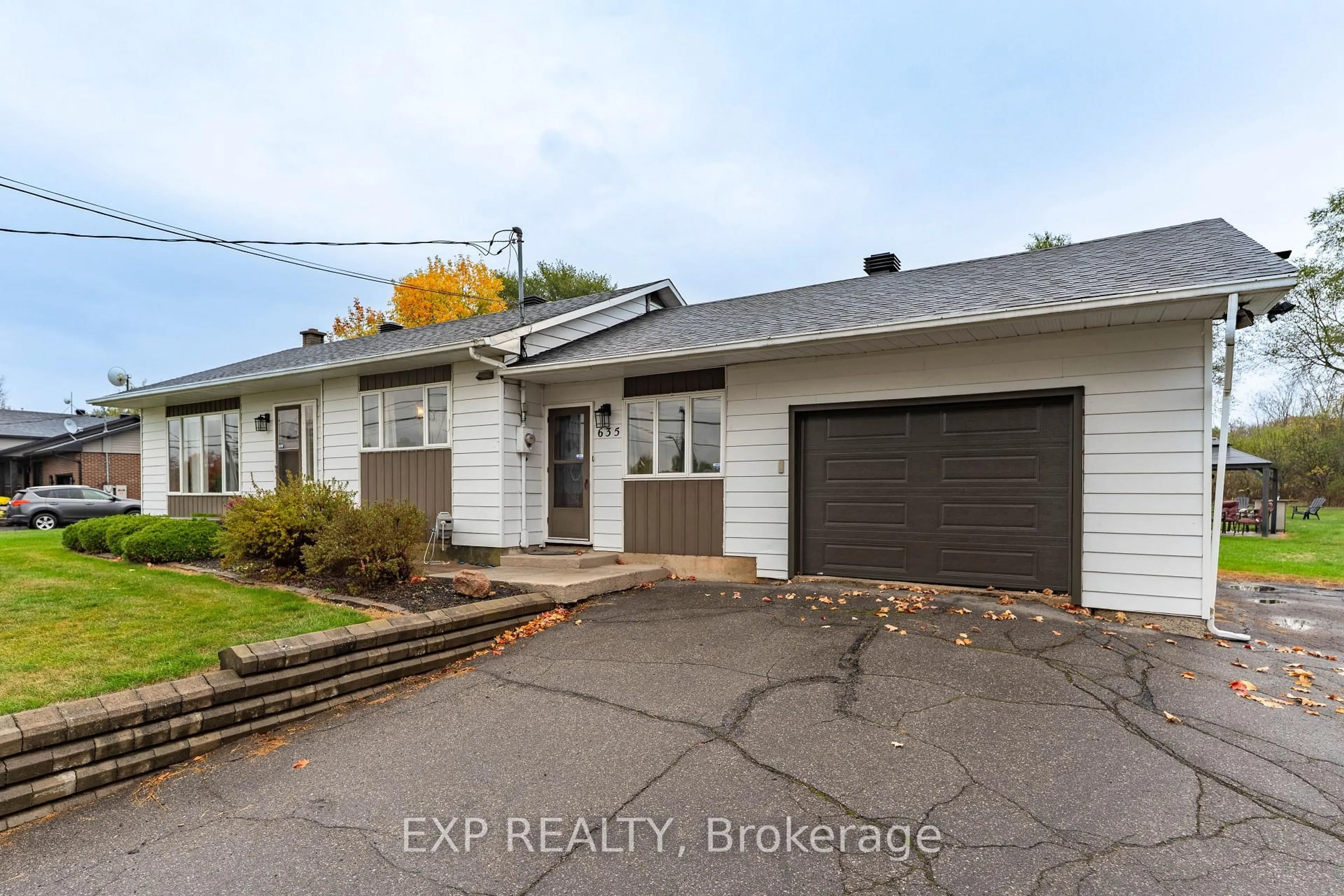 A pic from outside/outdoor area/front of a property/back of a property/a pic from drone, street for 635 FRONT Rd, Champlain Ontario K0B 1K0