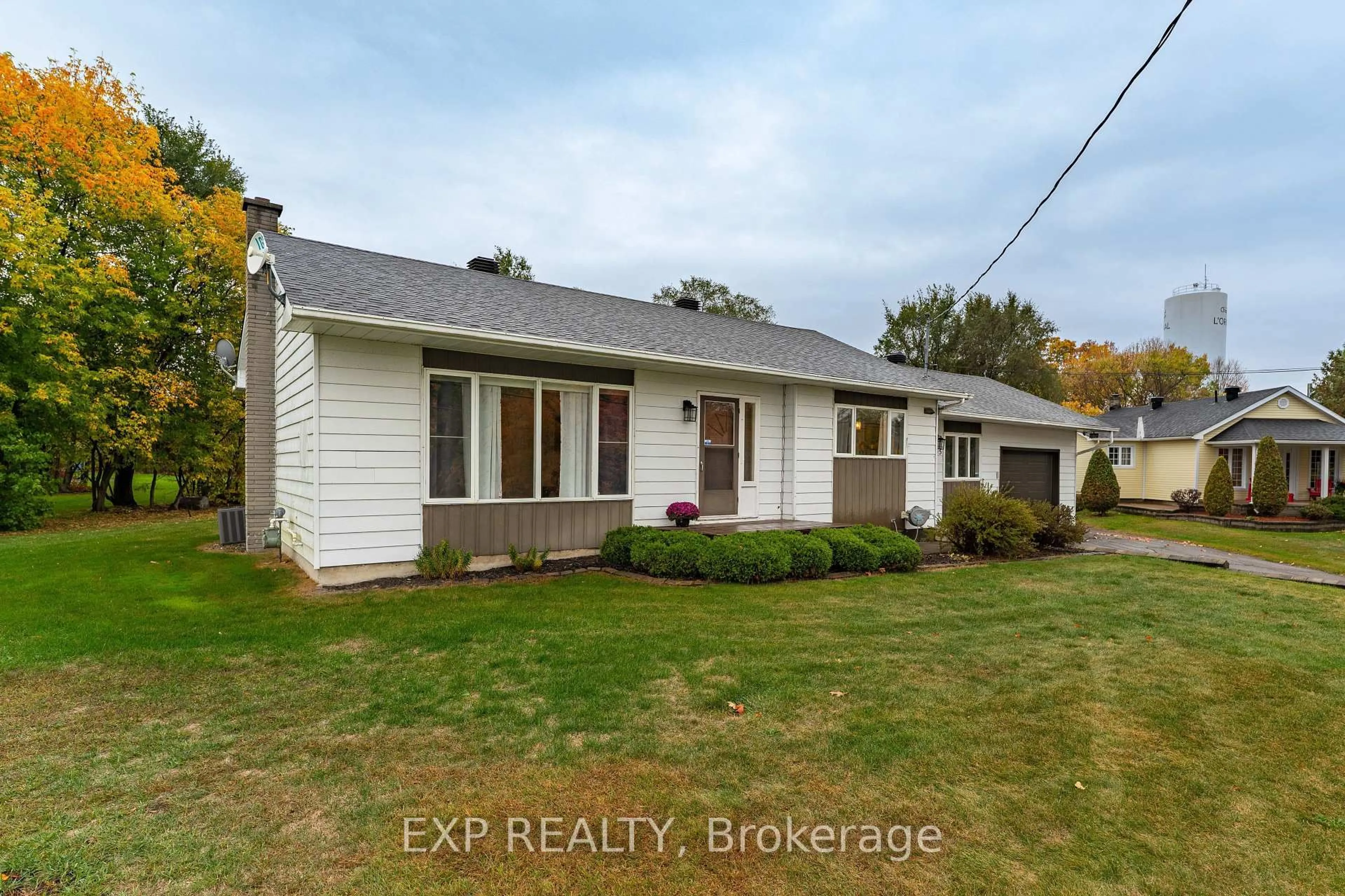 A pic from outside/outdoor area/front of a property/back of a property/a pic from drone, street for 635 FRONT Rd, Champlain Ontario K0B 1K0