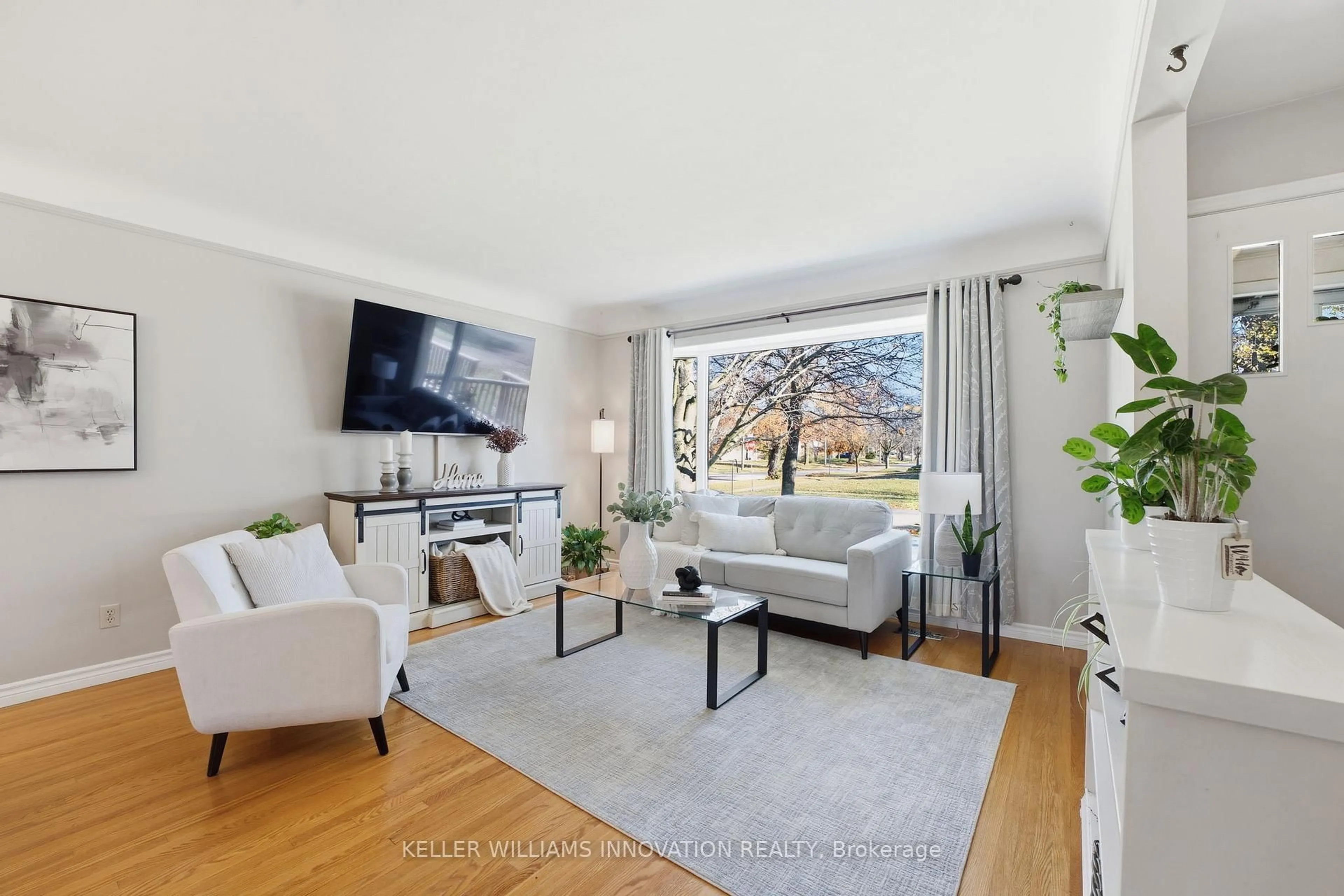 Living room with furniture, unknown for 11 Kensington Ave, Kitchener Ontario N2B 1J5