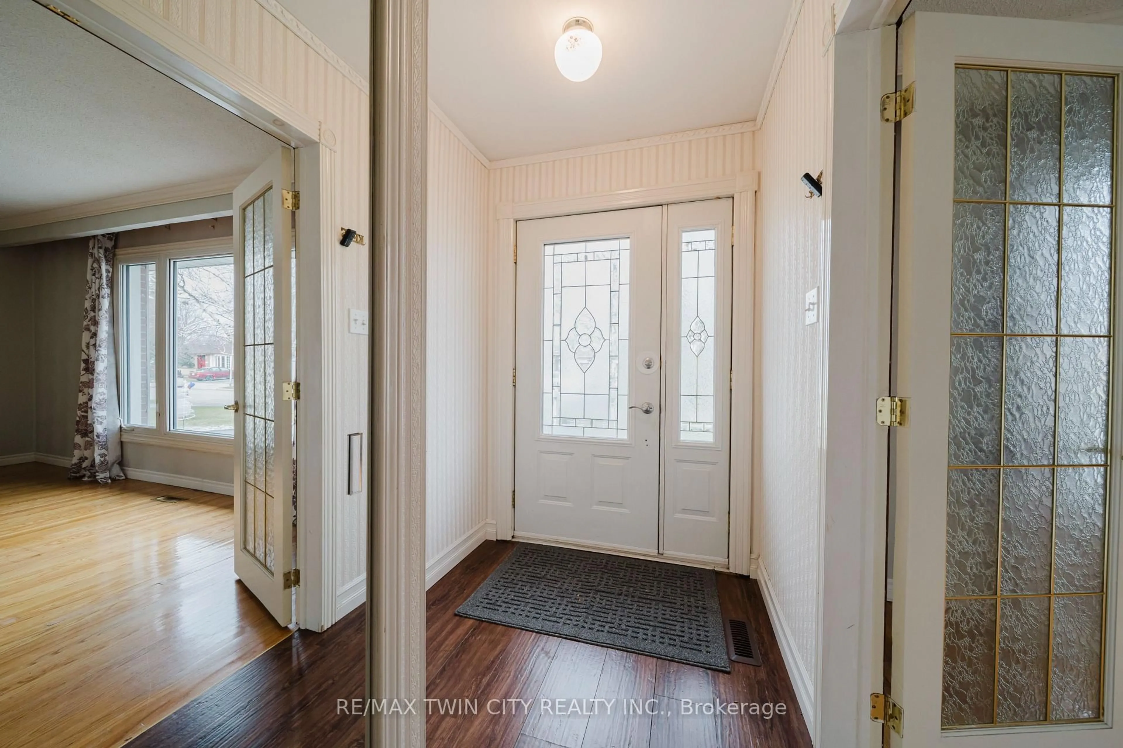Indoor entryway for 1209 Valentine Dr, Cambridge Ontario N3H 2P1