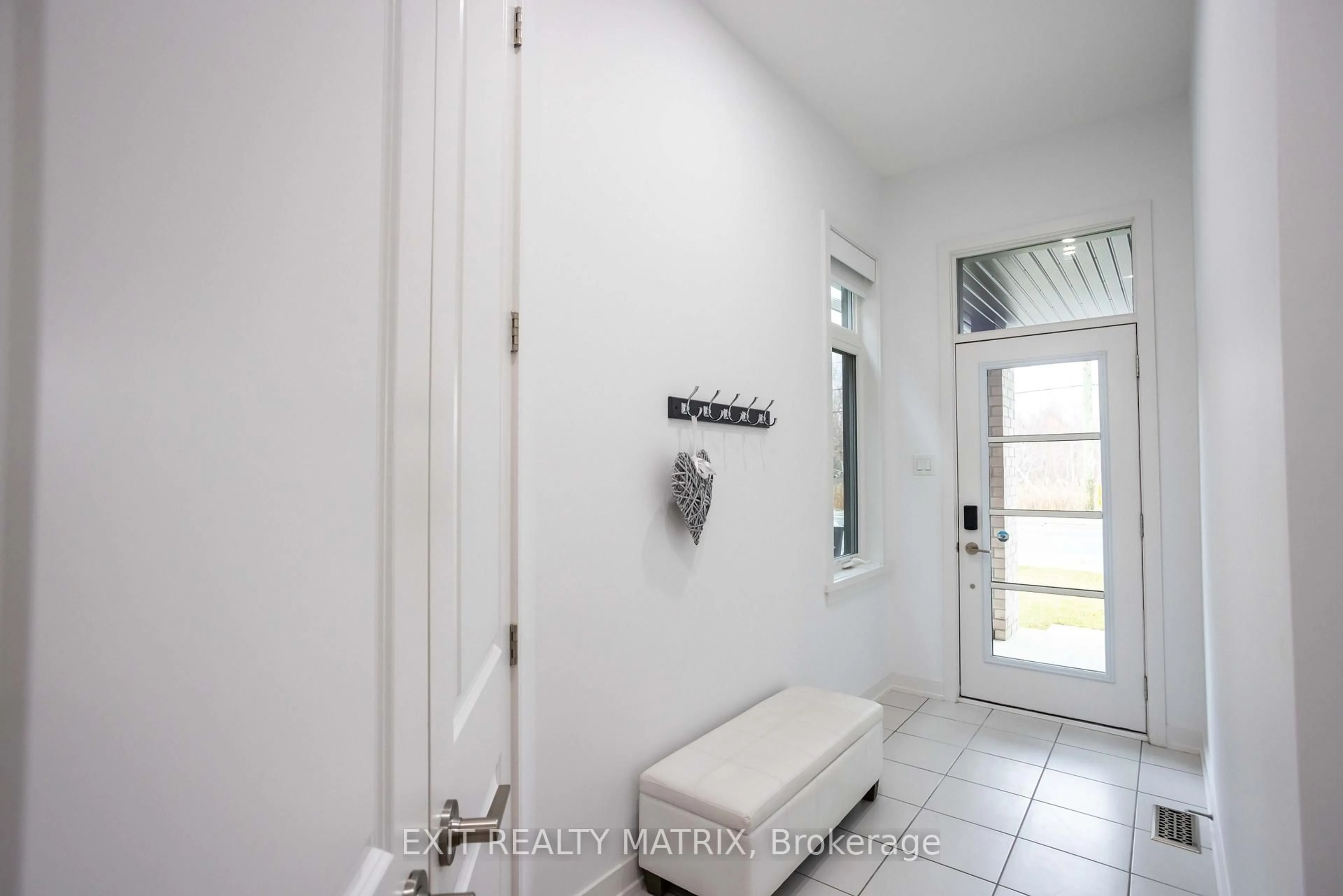 Indoor entryway for 6487 Renaud Rd, Ottawa Ontario K1W 0R8