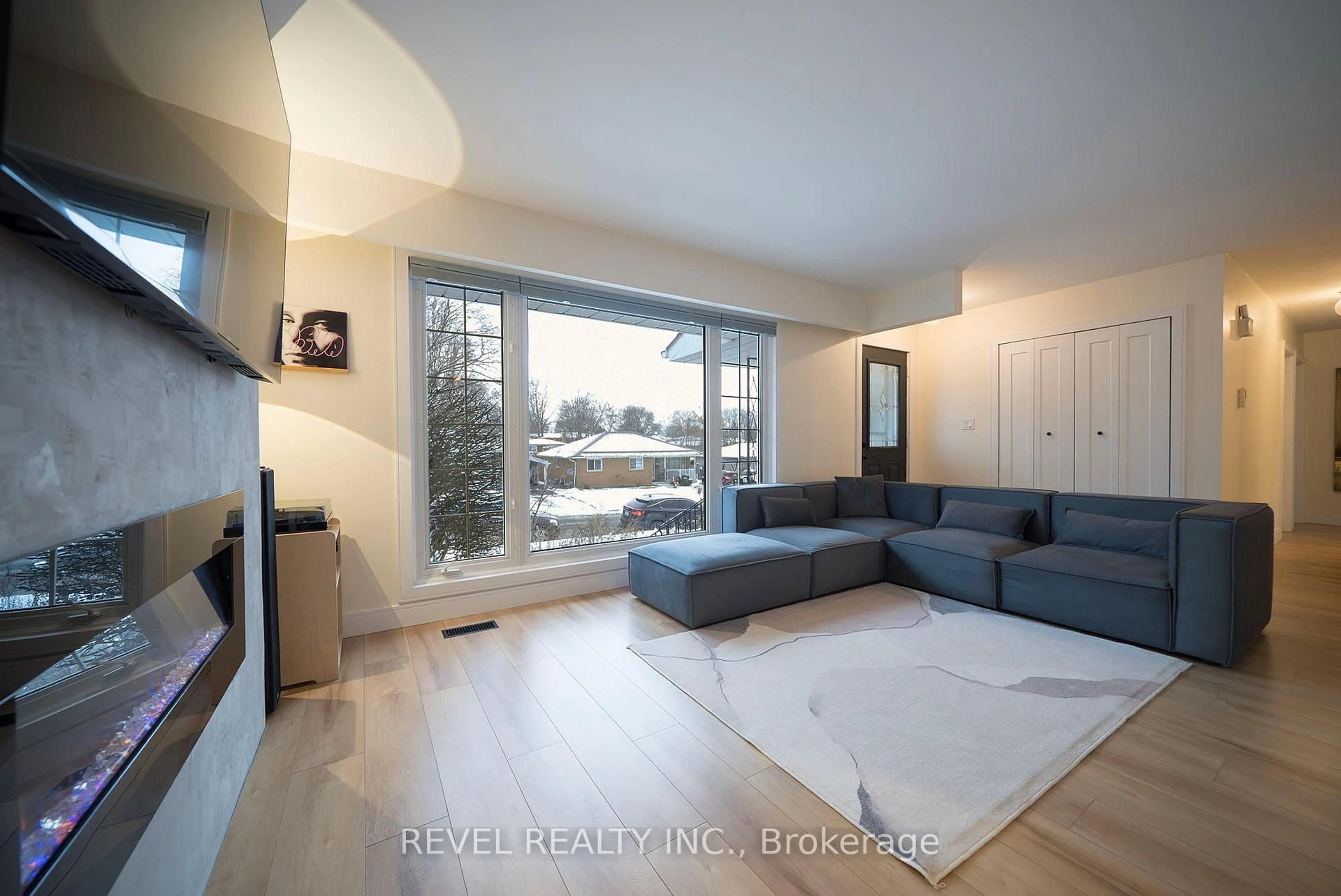 Living room with furniture, unknown for 2 Grenada Dr, Norfolk Ontario N3Y 3E7