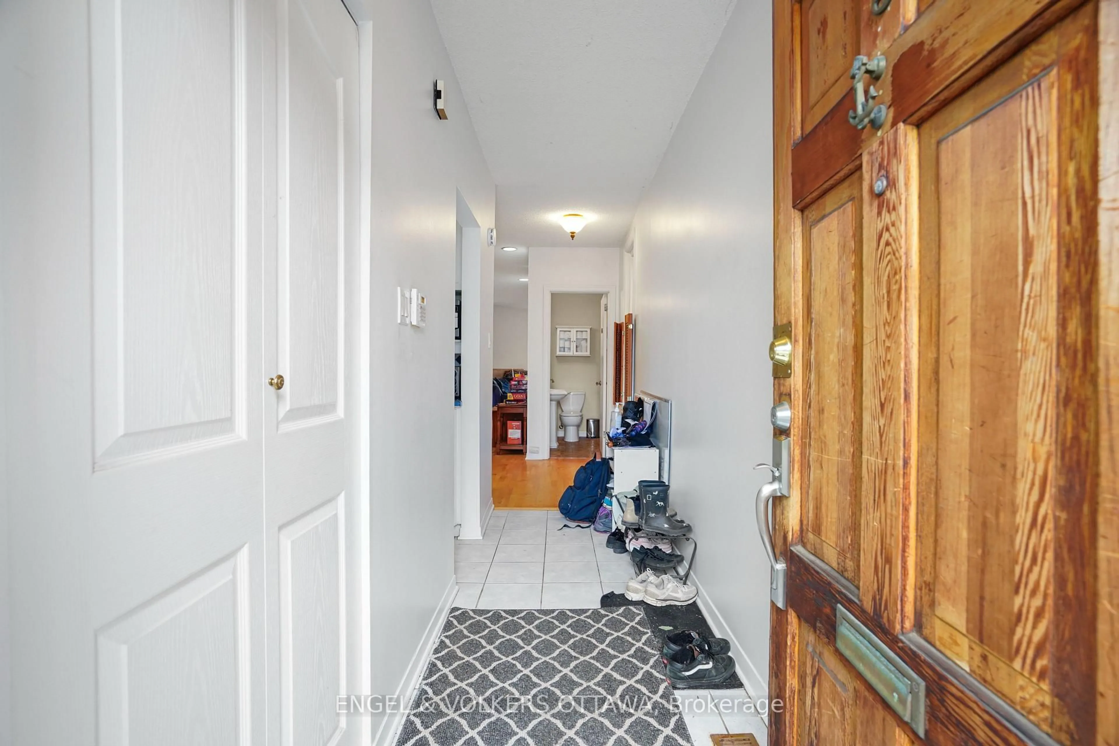 Indoor entryway for 293 Somerset St, Ottawa Ontario K1N 6V9