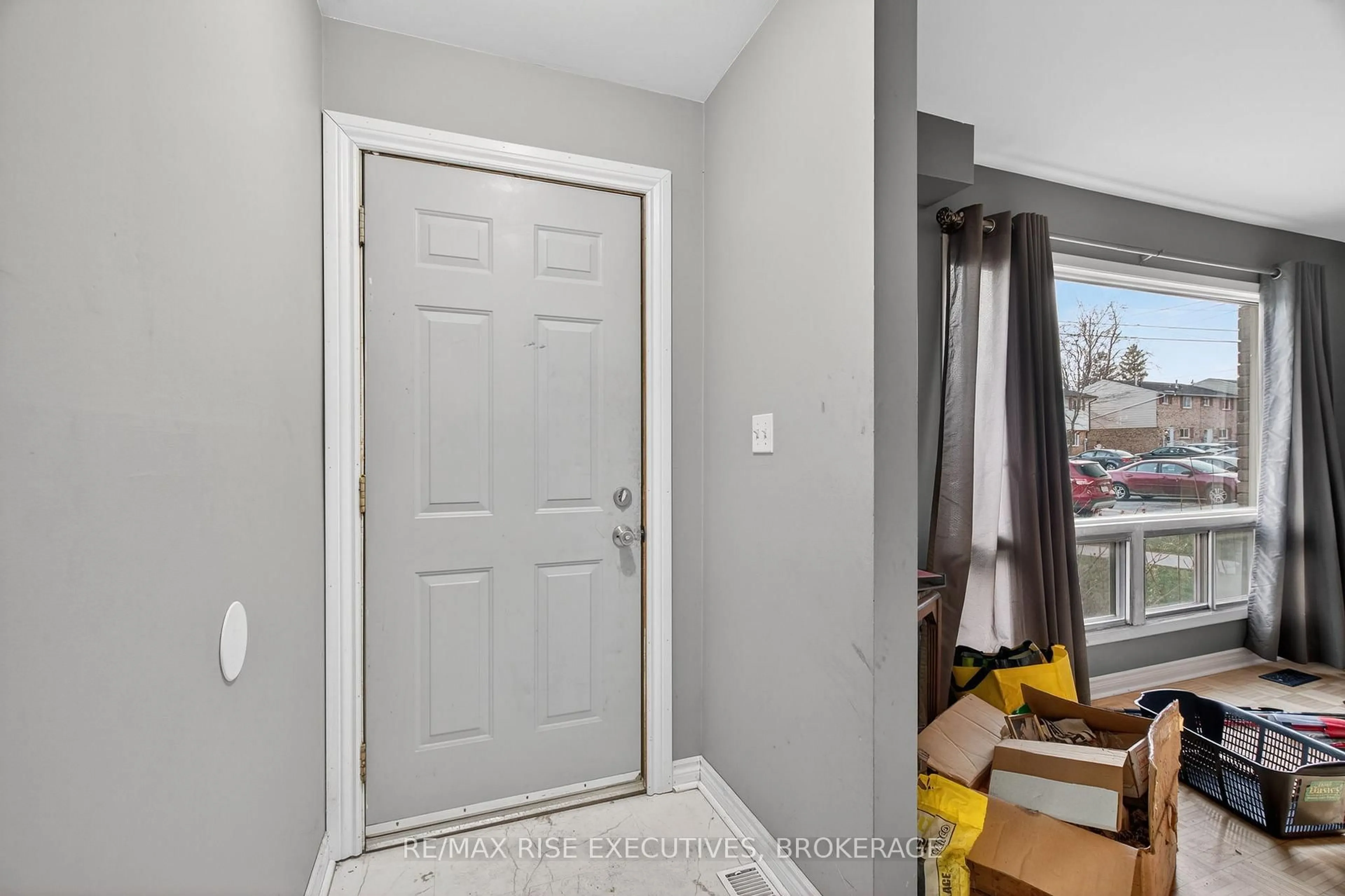 Indoor entryway for 924 Amberdale Cres #114, Kingston Ontario K7M 6V1