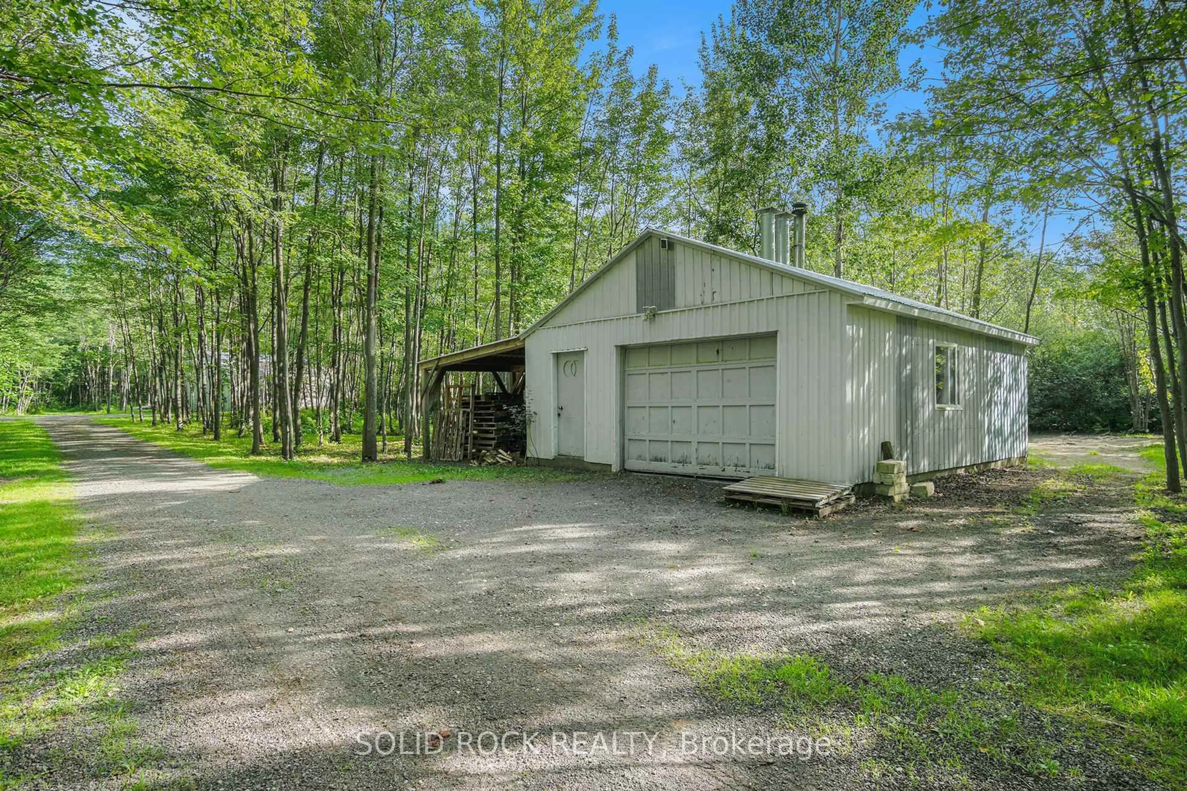 Indoor garage for 2278 Russland Rd, Russell Ontario K0A 3H0