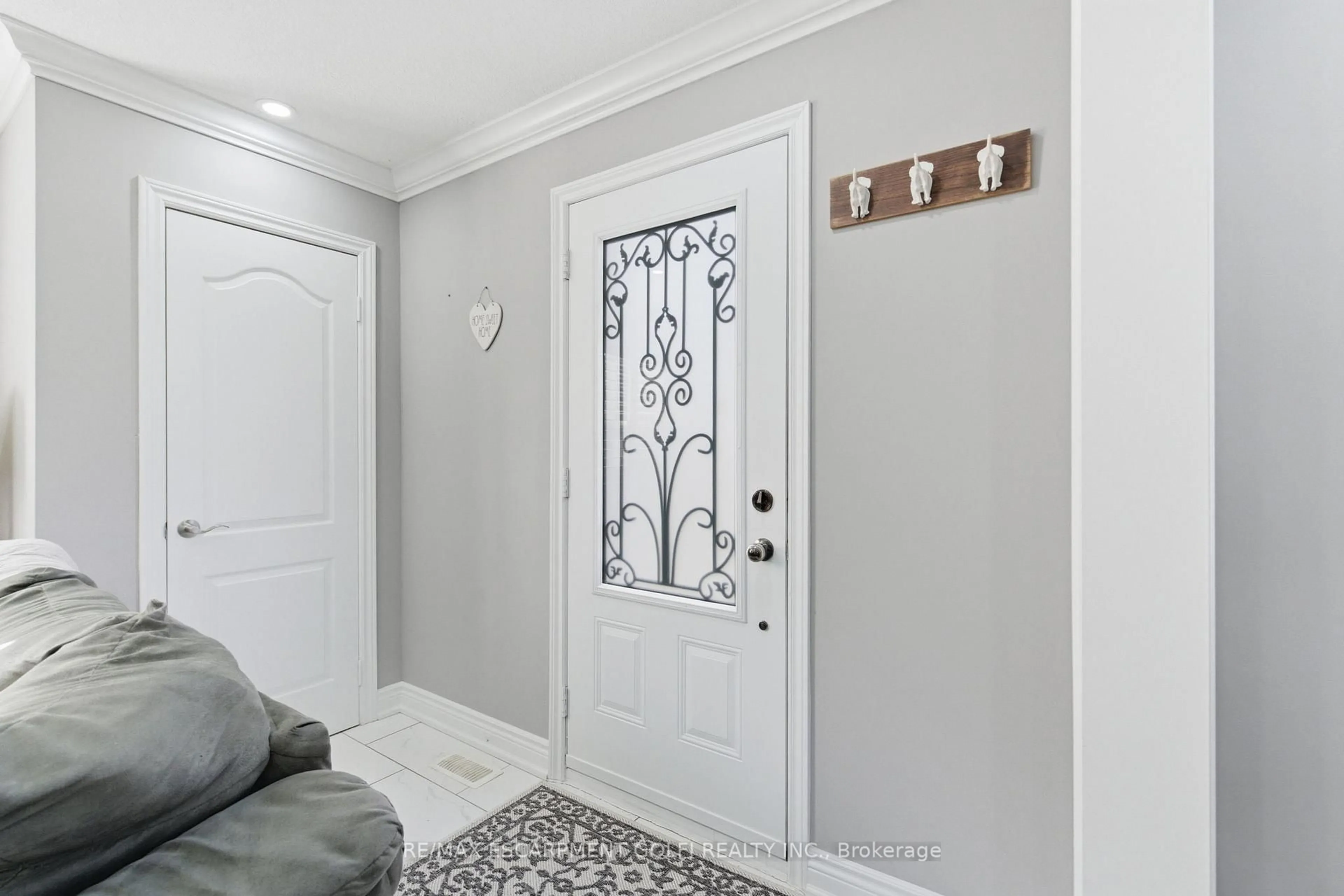 Indoor entryway for 89 Erin Ave, Hamilton Ontario L8K 4W1