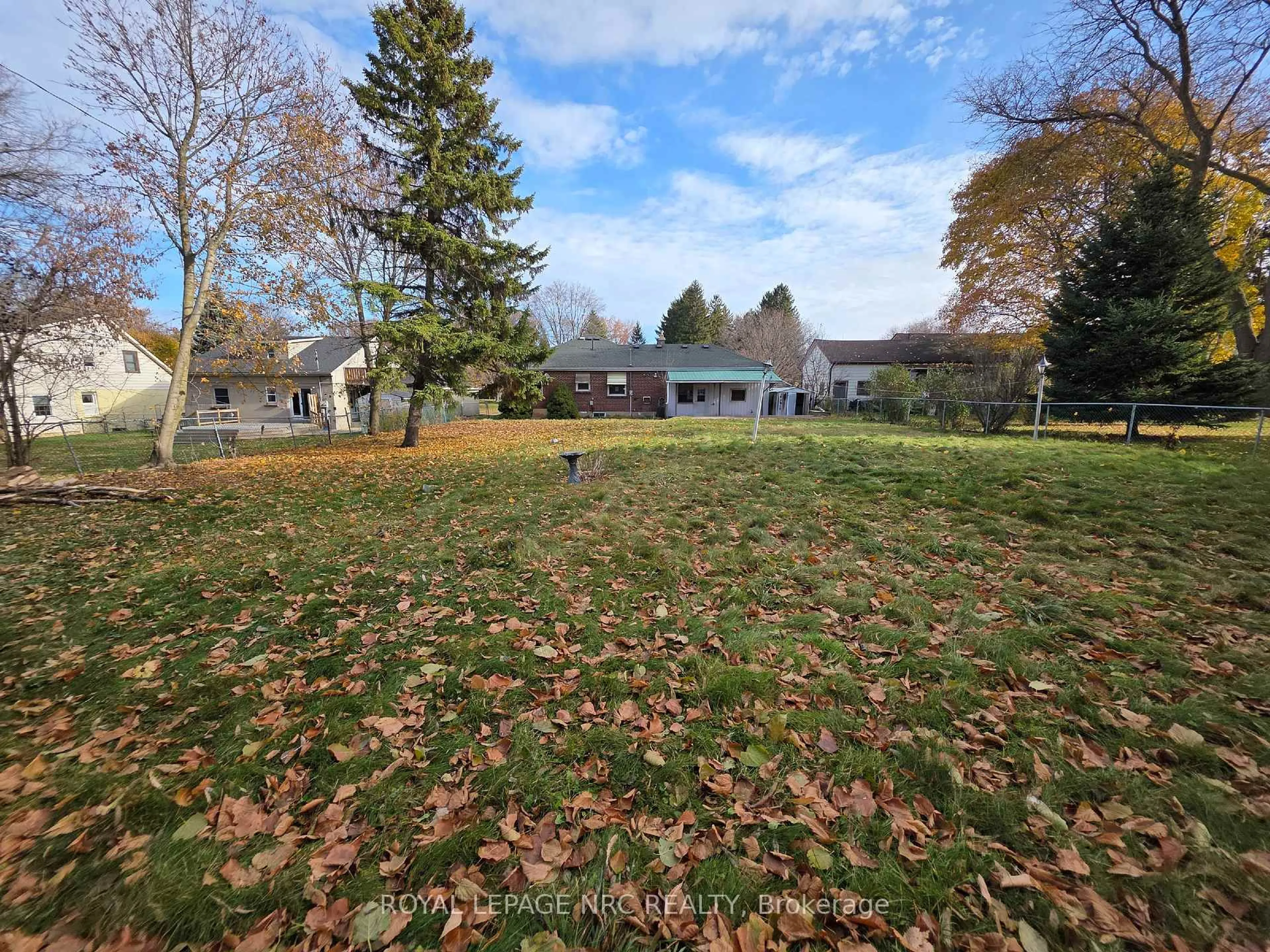A pic from outside/outdoor area/front of a property/back of a property/a pic from drone, unknown for 457 Arvilla Blvd, London East Ontario N5V 1S7