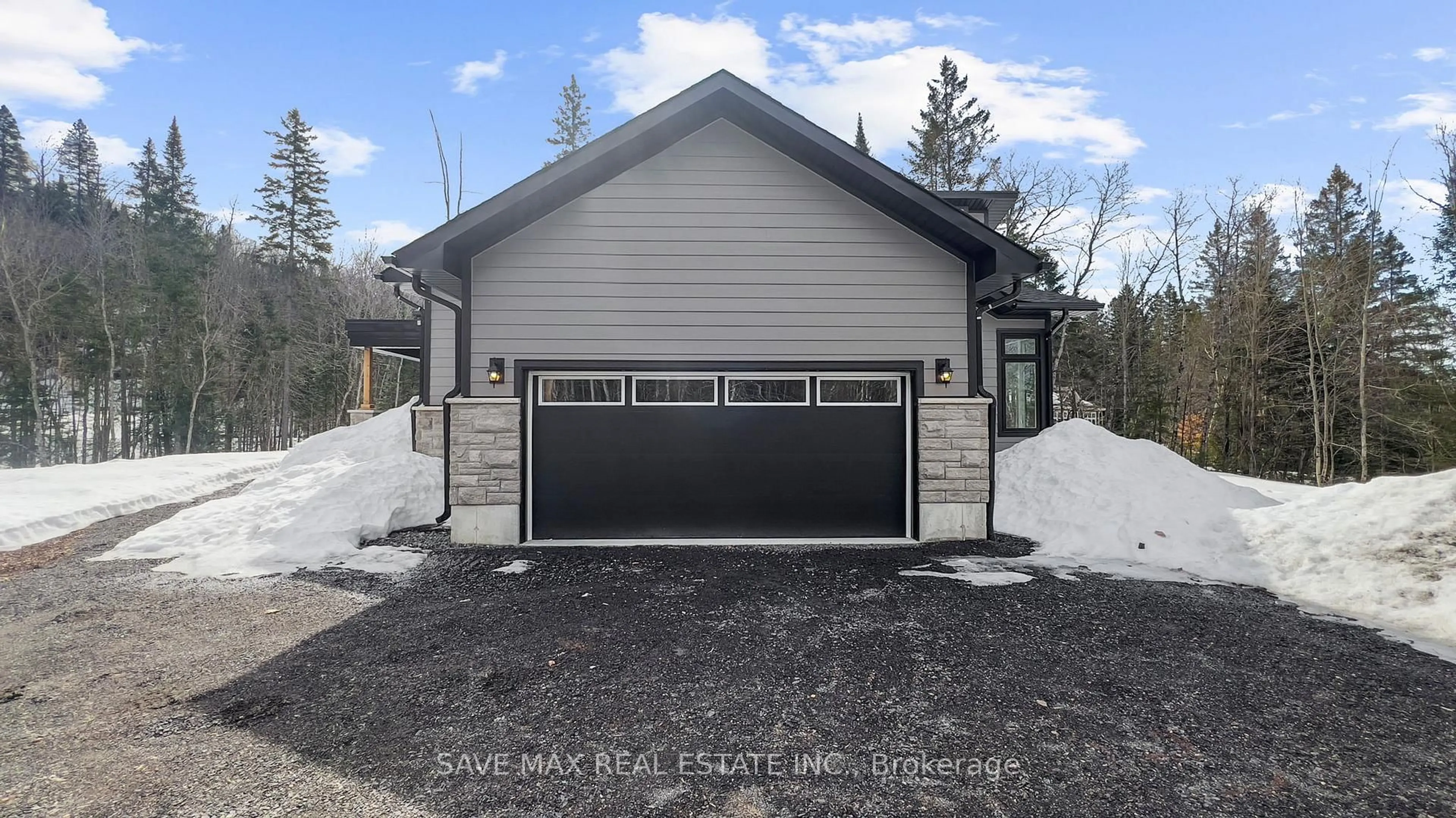 Indoor garage for 1007 Kingsridge Crt, Lake of Bays Ontario P1H 0K1