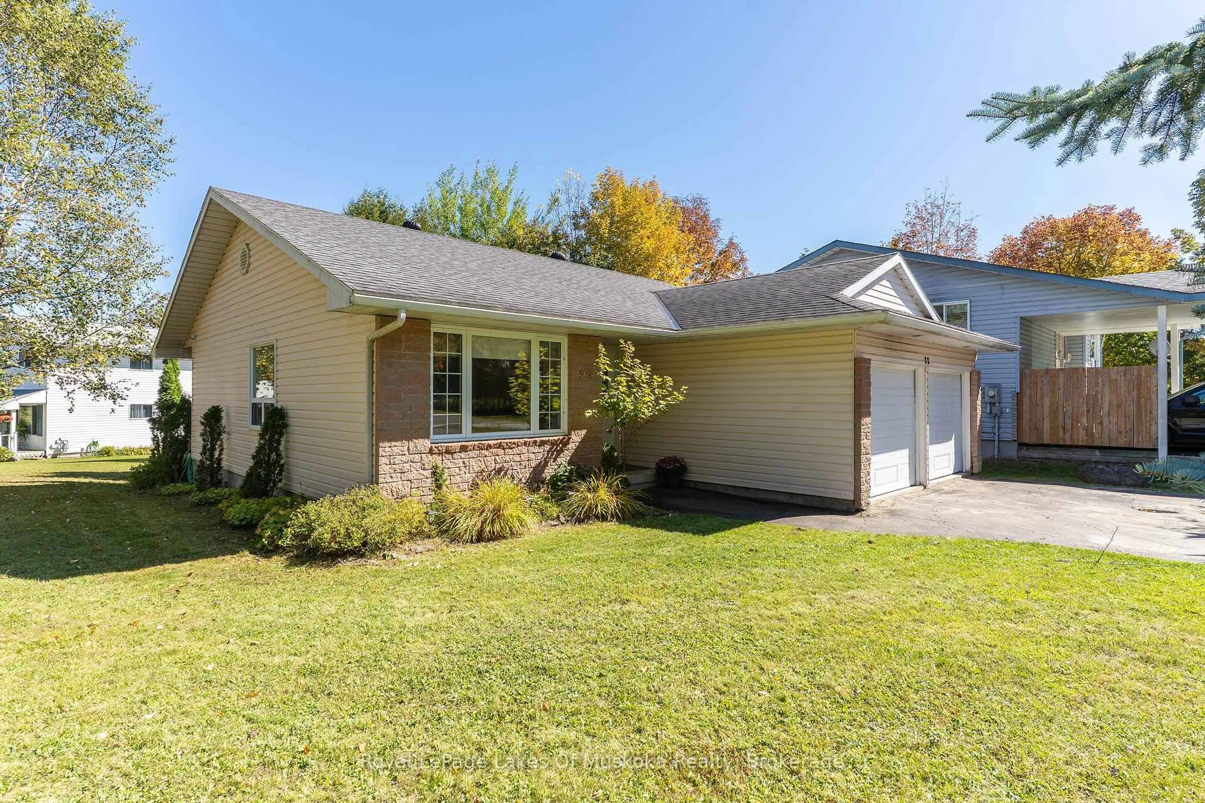 Home with vinyl exterior material, street for 22 Knotty Pine Tr, Huntsville Ontario P1H 1S7