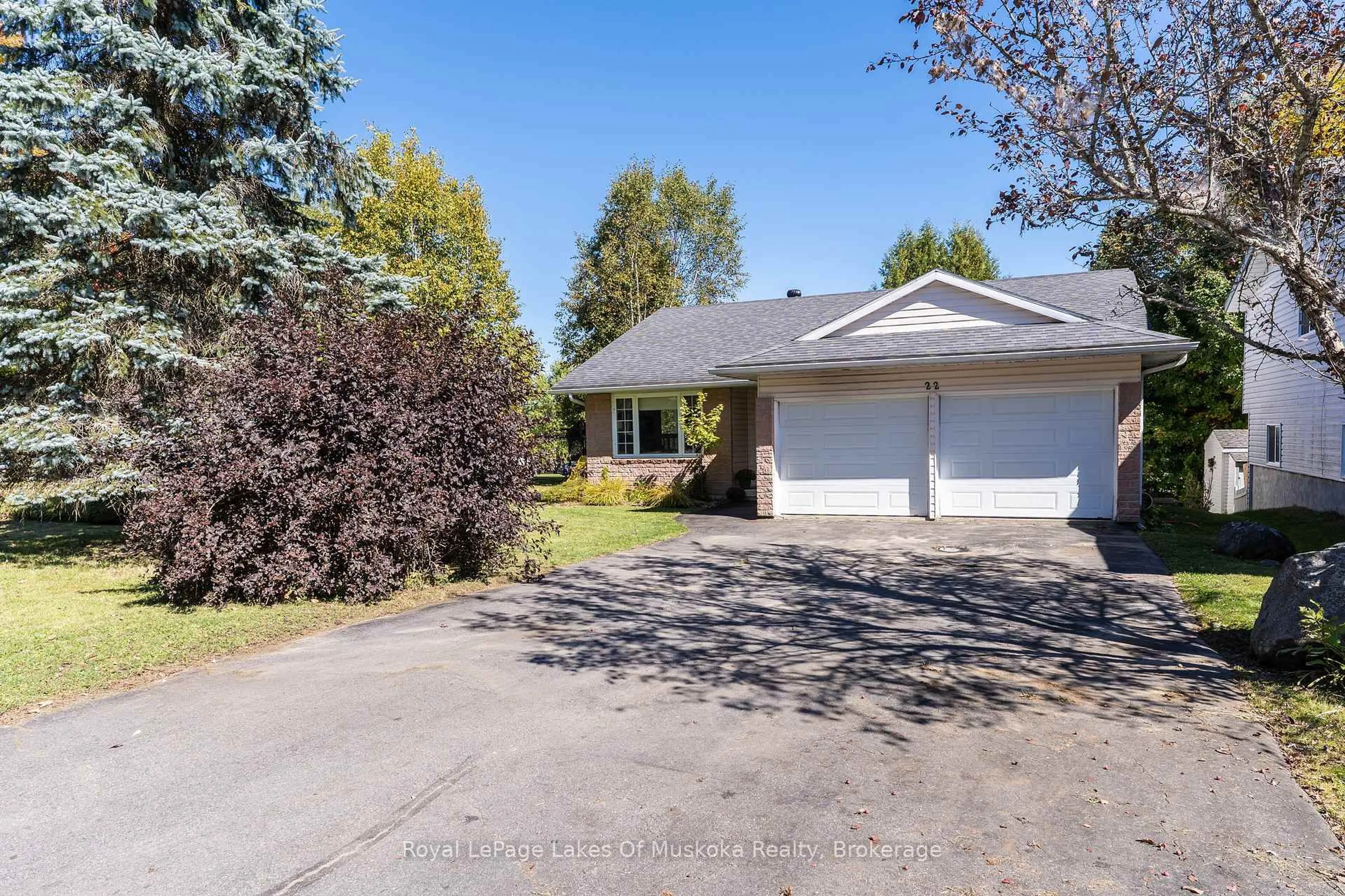 A pic from outside/outdoor area/front of a property/back of a property/a pic from drone, street for 22 Knotty Pine Tr, Huntsville Ontario P1H 1S7