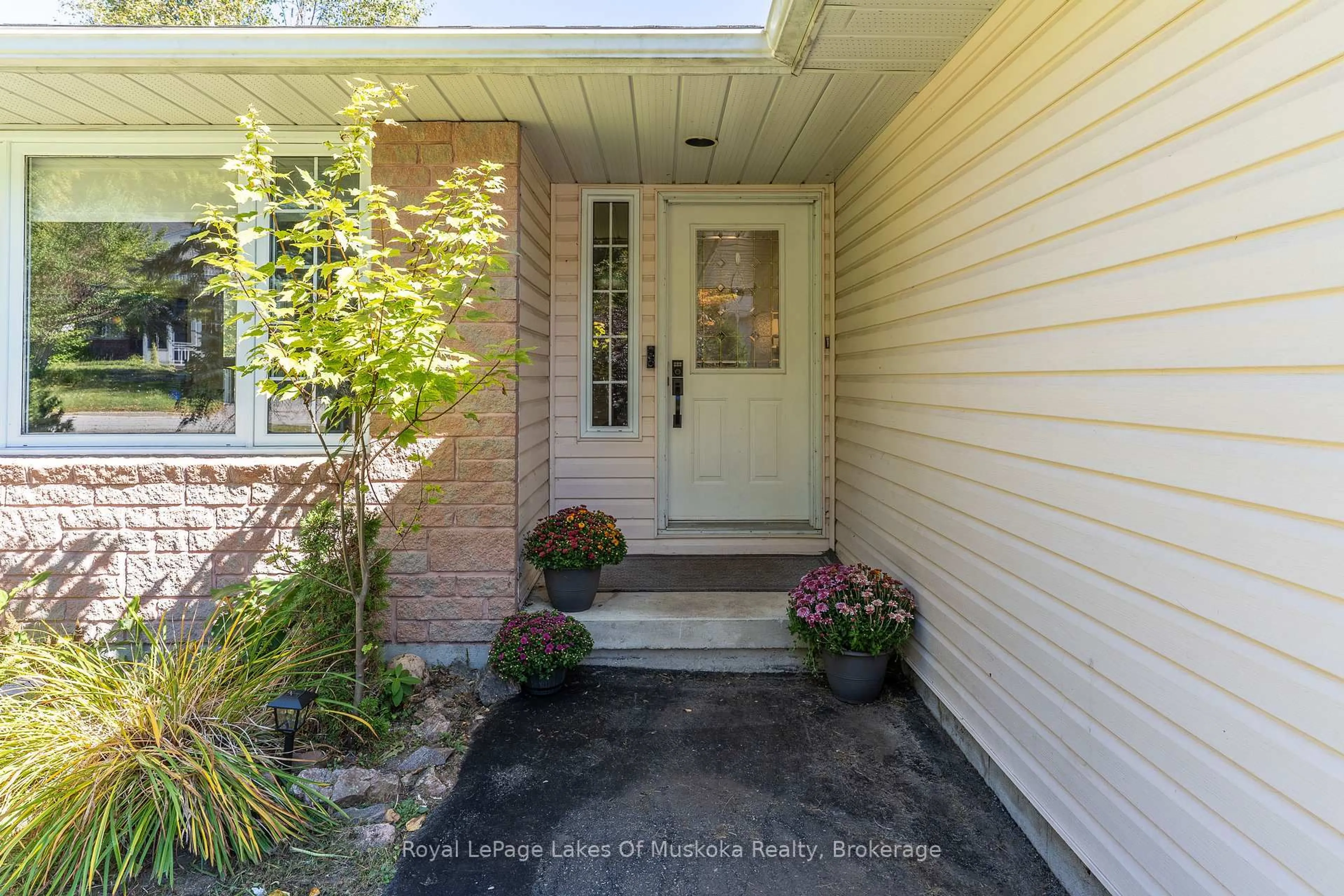 Indoor entryway for 22 Knotty Pine Tr, Huntsville Ontario P1H 1S7