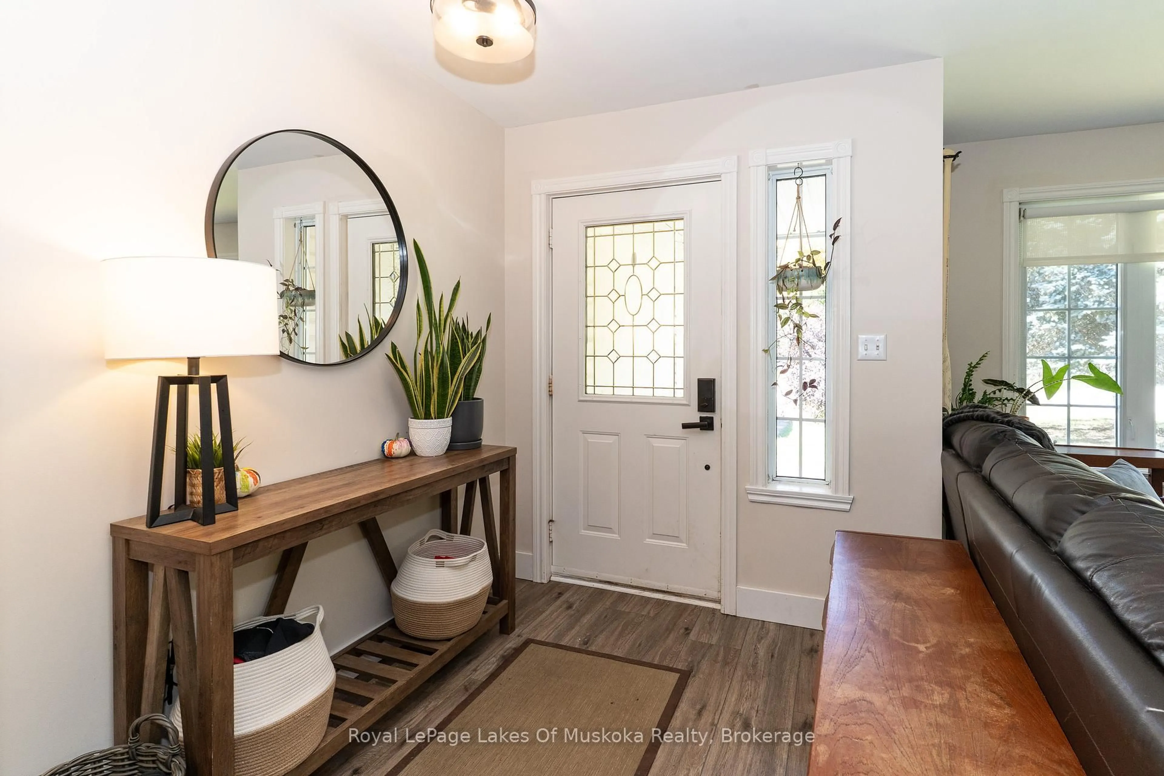 Indoor entryway for 22 Knotty Pine Tr, Huntsville Ontario P1H 1S7