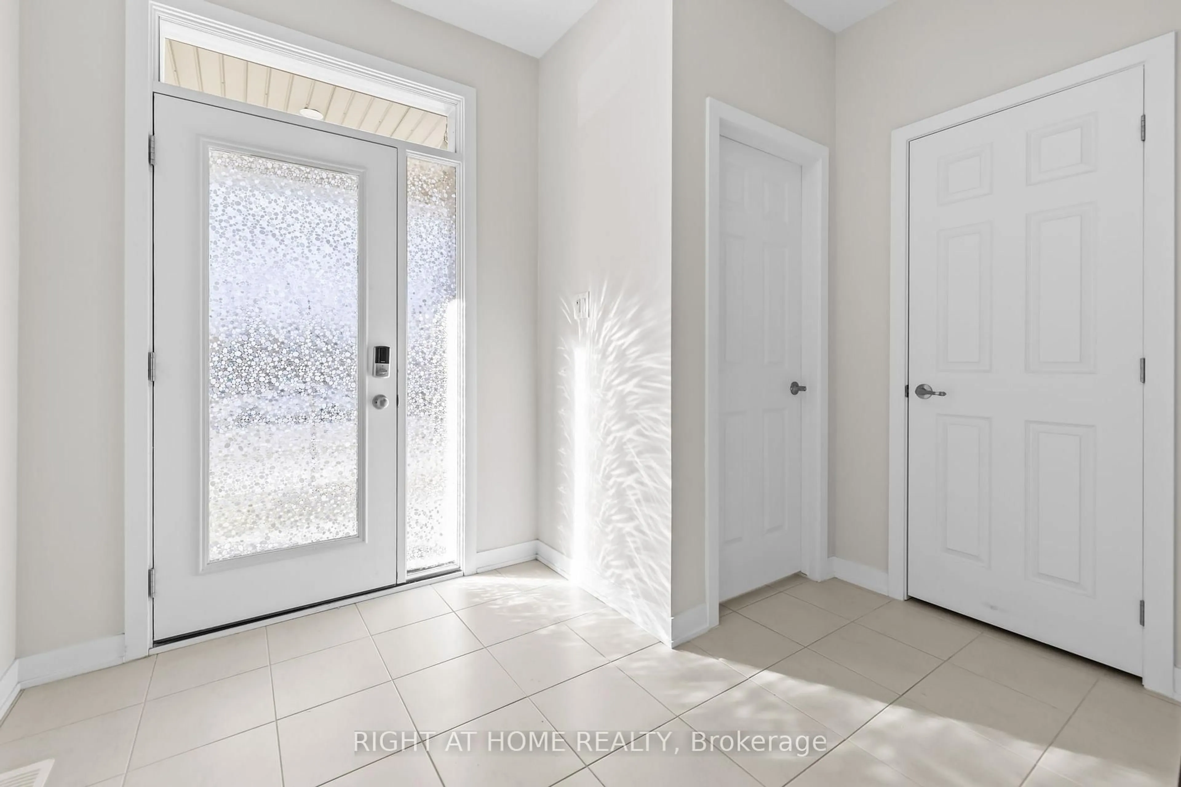 Indoor entryway for 837 Derreen Ave, Stittsville Ontario K2S 3A7