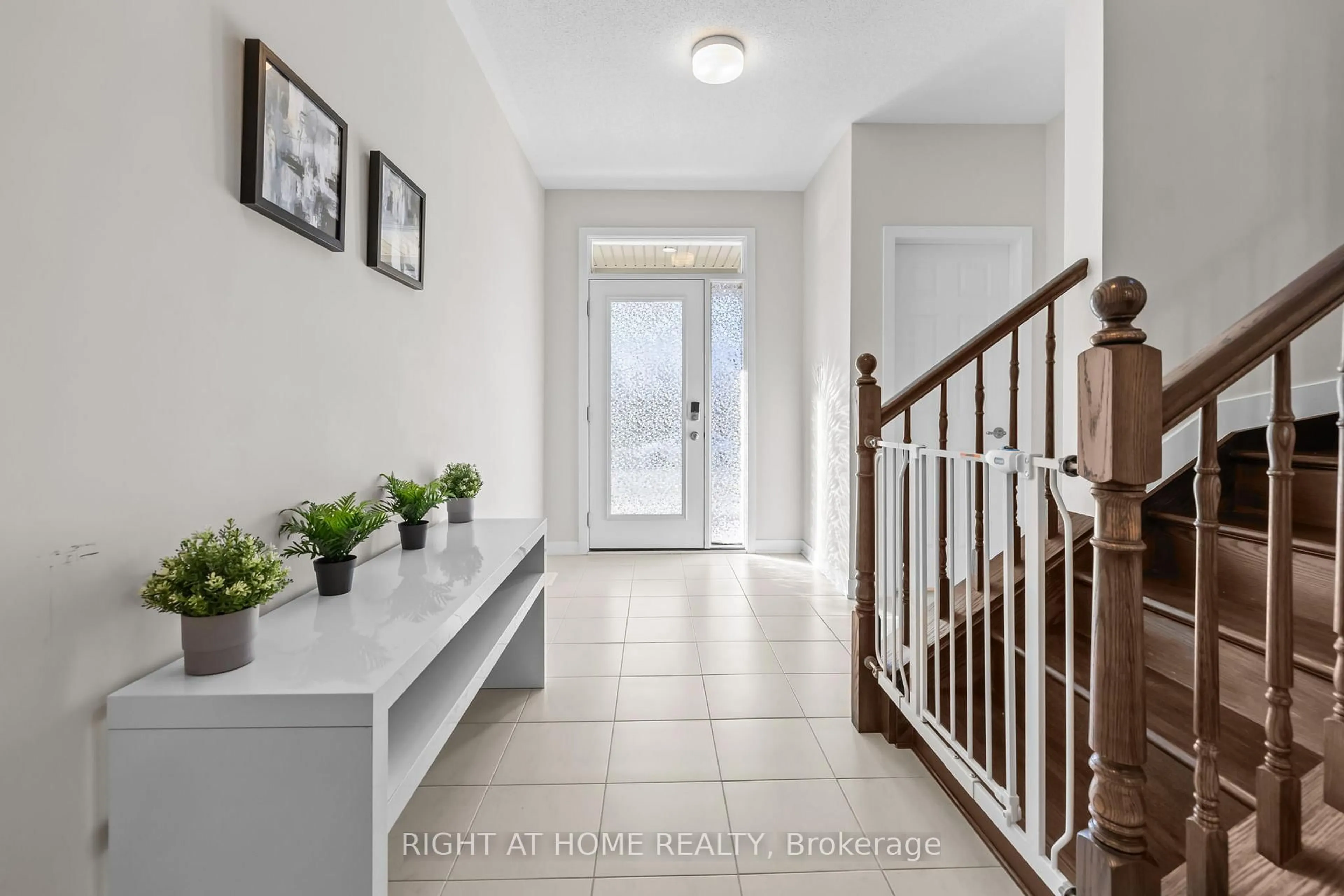 Indoor entryway for 837 Derreen Ave, Stittsville Ontario K2S 3A7