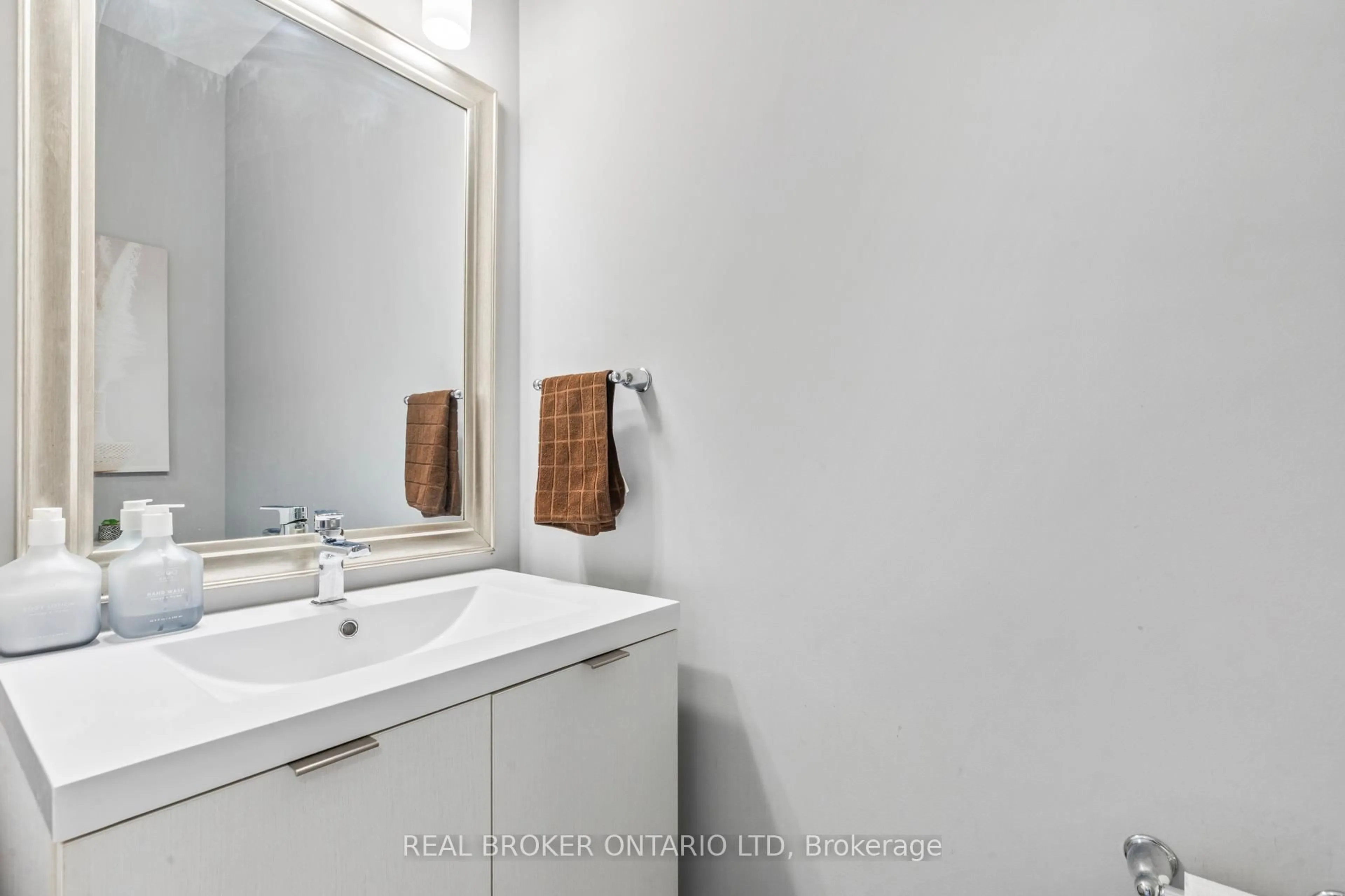 Standard bathroom, ceramic/tile floor for 1960 DALMAGARRY Rd #43, London North Ontario N6G 0T8