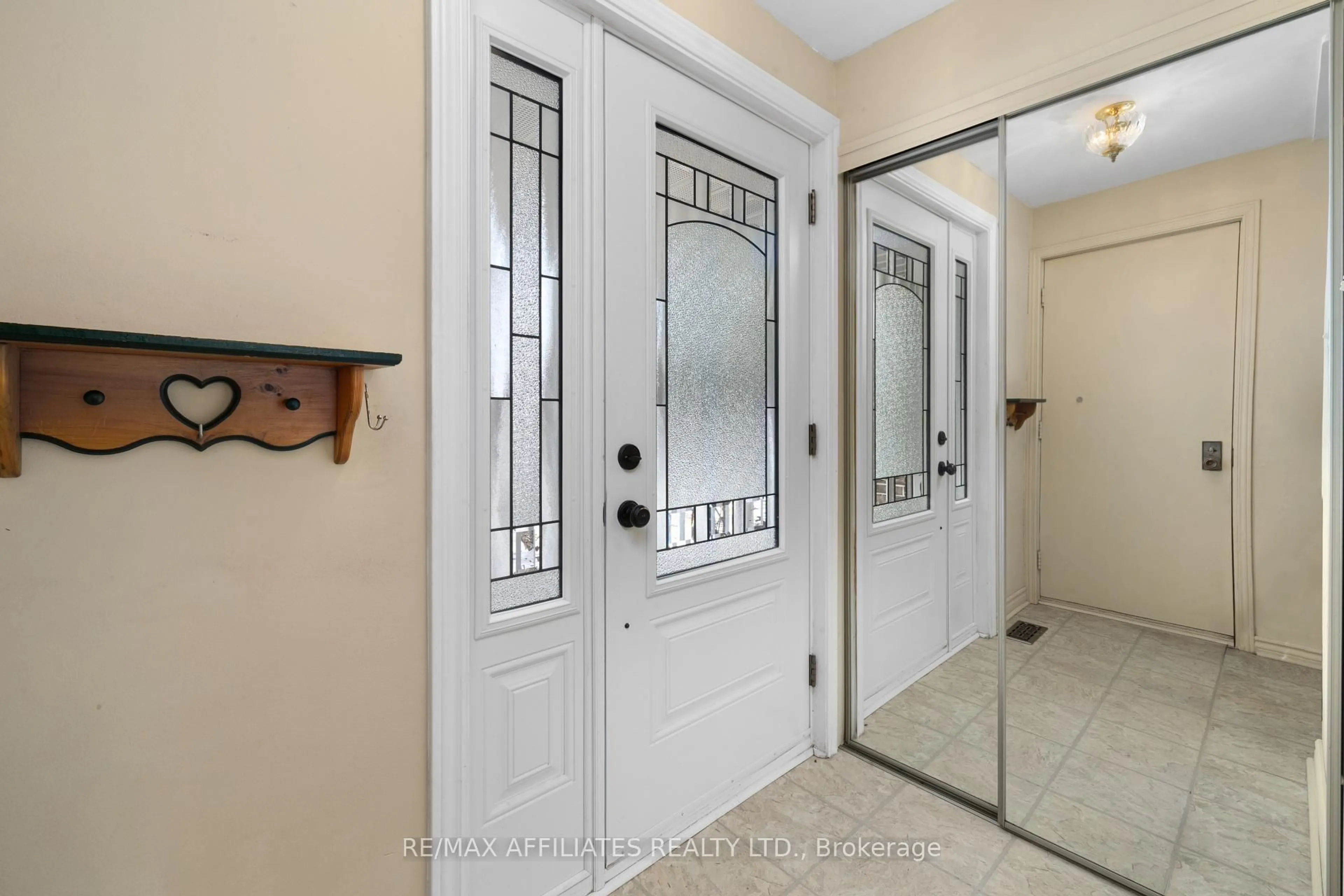 Indoor entryway for 2 Shadow Crt, Ottawa Ontario K2H 9E4