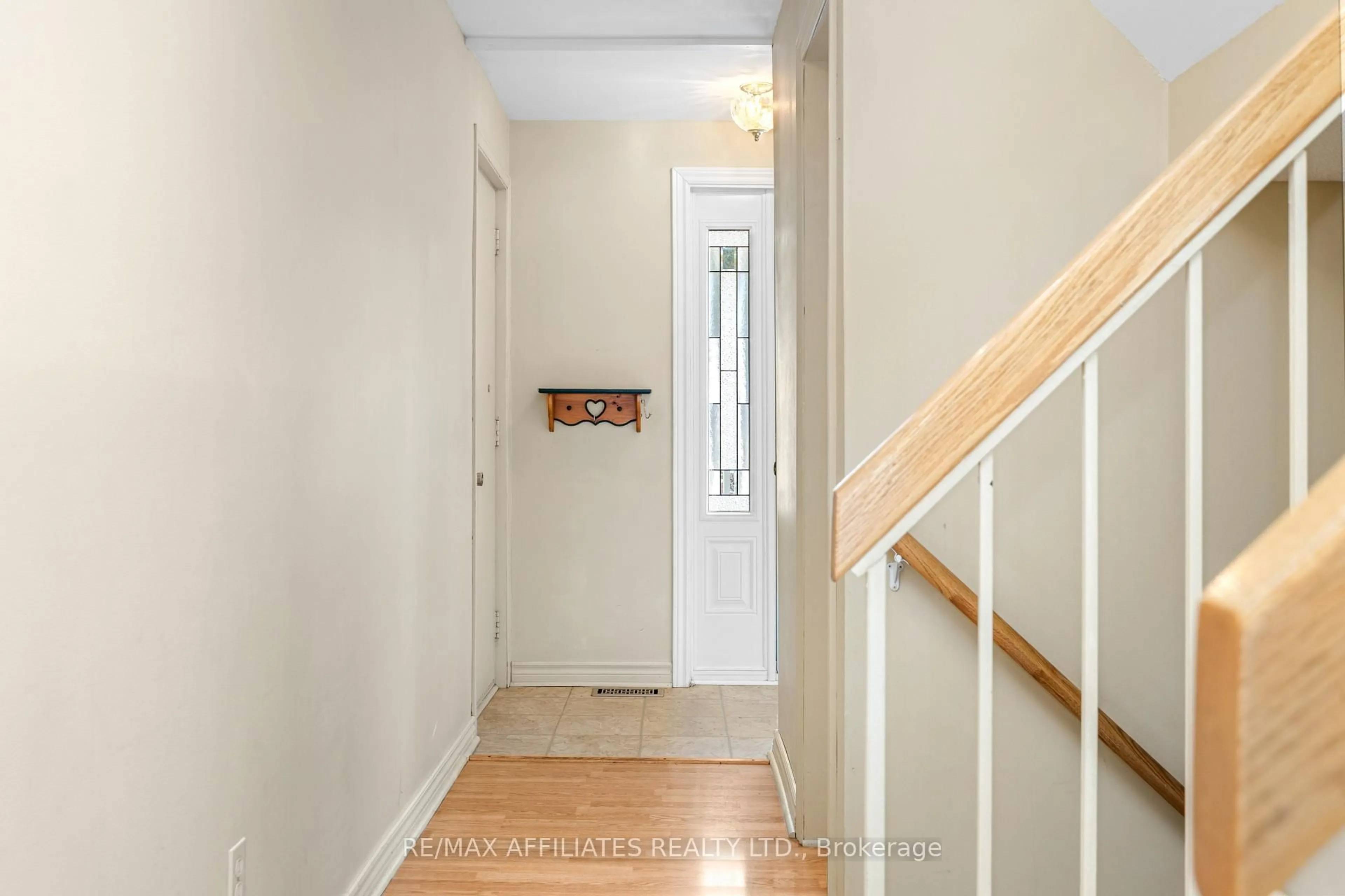 Indoor entryway for 2 Shadow Crt, Ottawa Ontario K2H 9E4