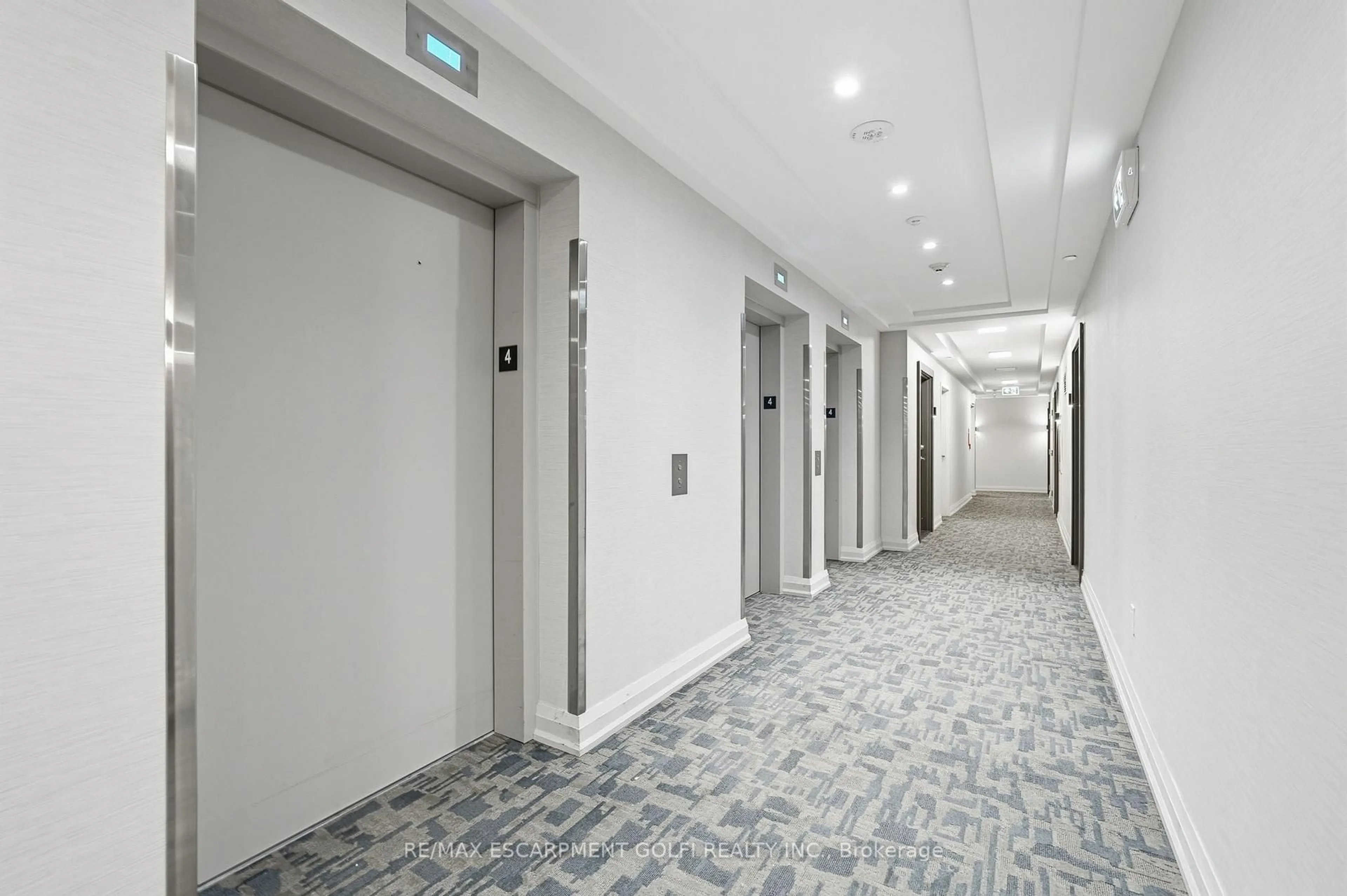 Indoor foyer for 212 King William St #416, Hamilton Ontario L8N 1B5