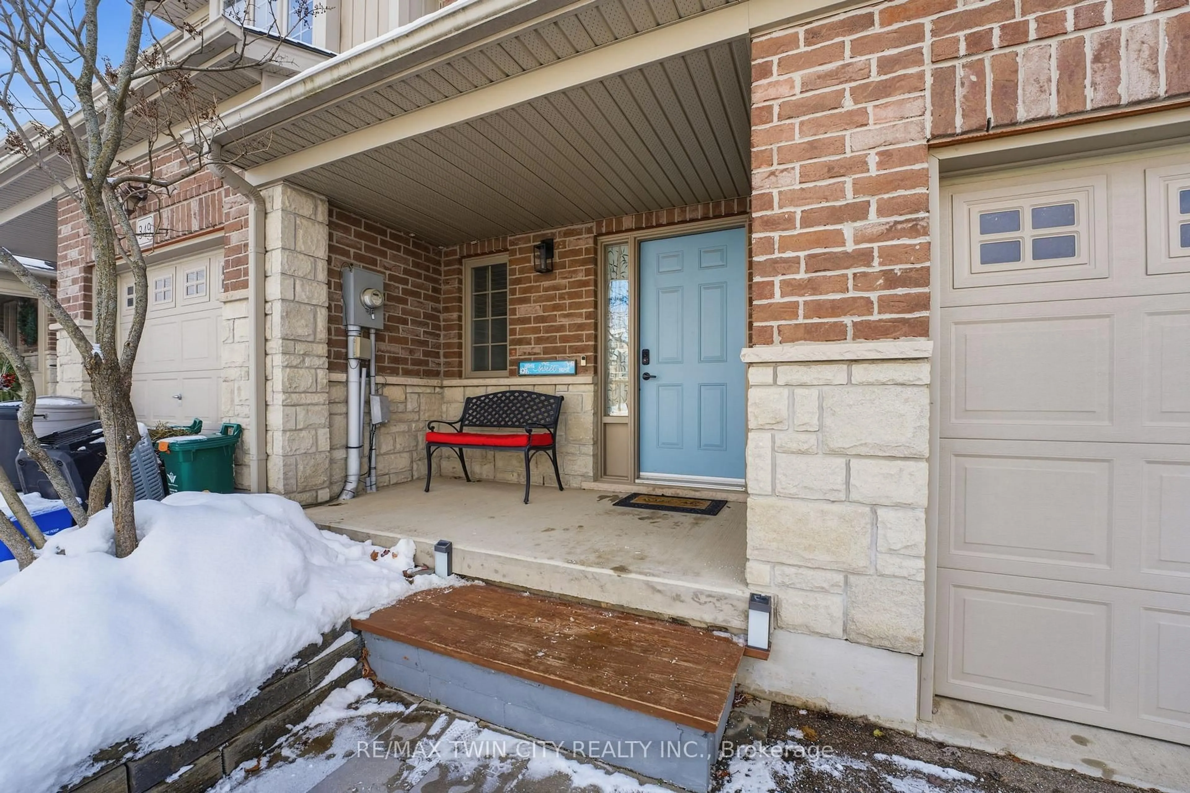 Indoor entryway for 347 Vincent Dr, North Dumfries Ontario N0B 1E0