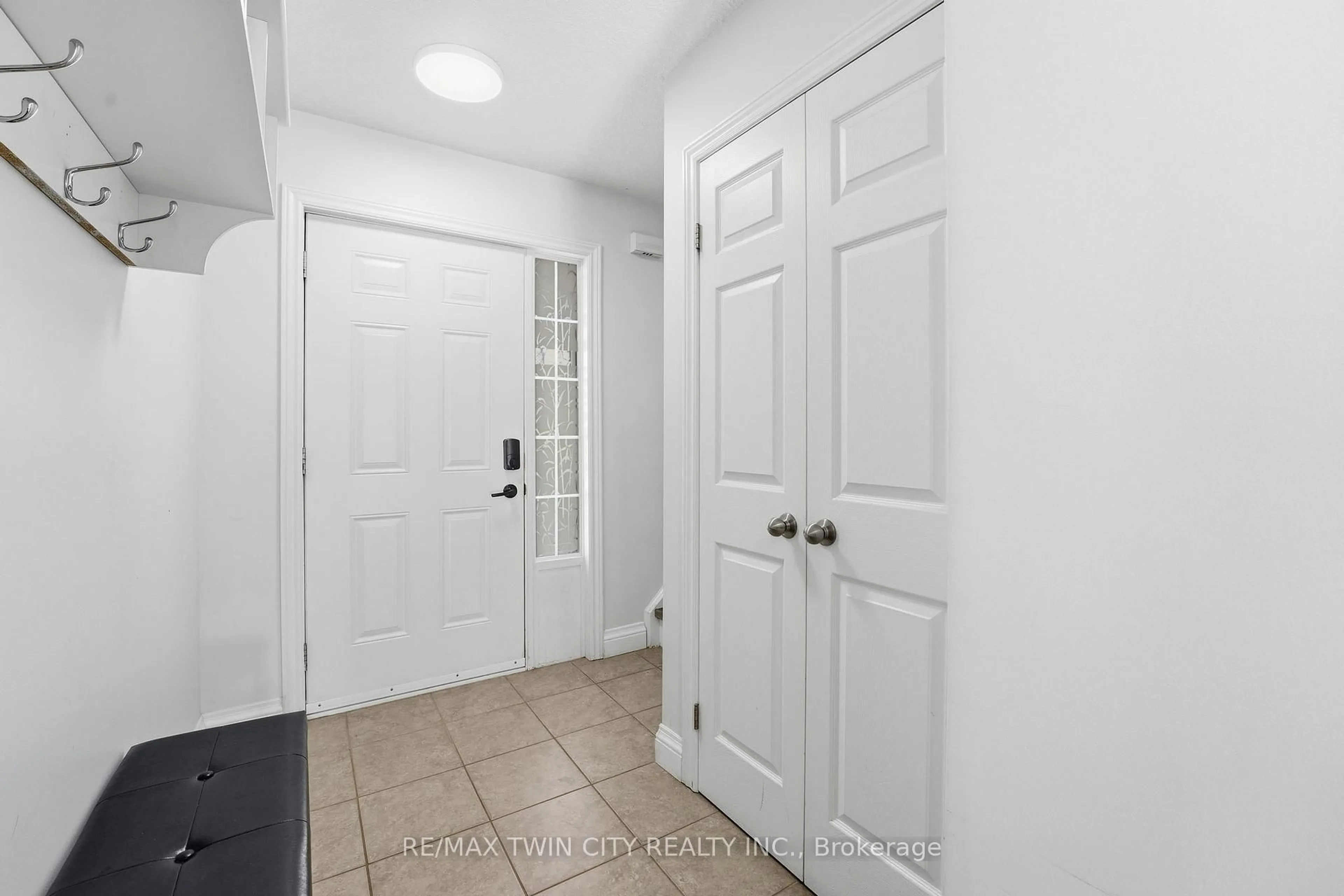 Indoor entryway for 347 Vincent Dr, North Dumfries Ontario N0B 1E0
